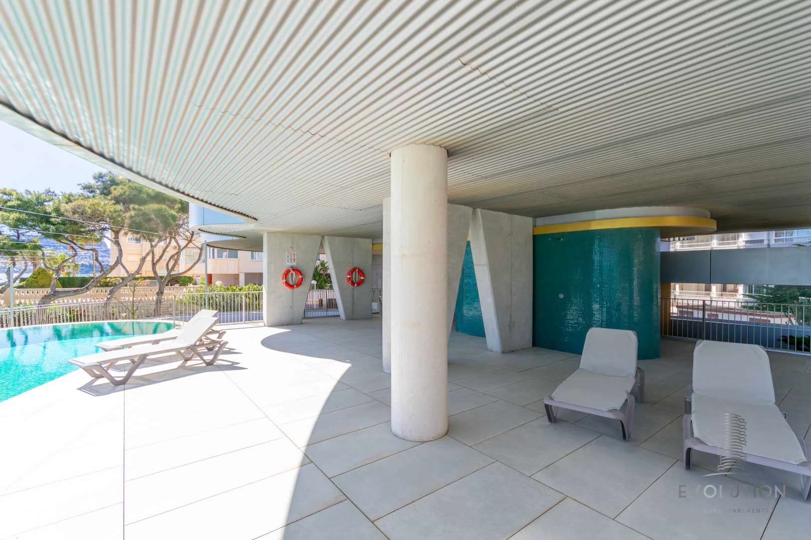 APARTAMENTO ELEGANTE EN ALTA PLANTA EN VENTA EN CALPE CON VISTAS AL MAR, A LA MONTAÑA Y DISEÑO EXCEPCIONAL