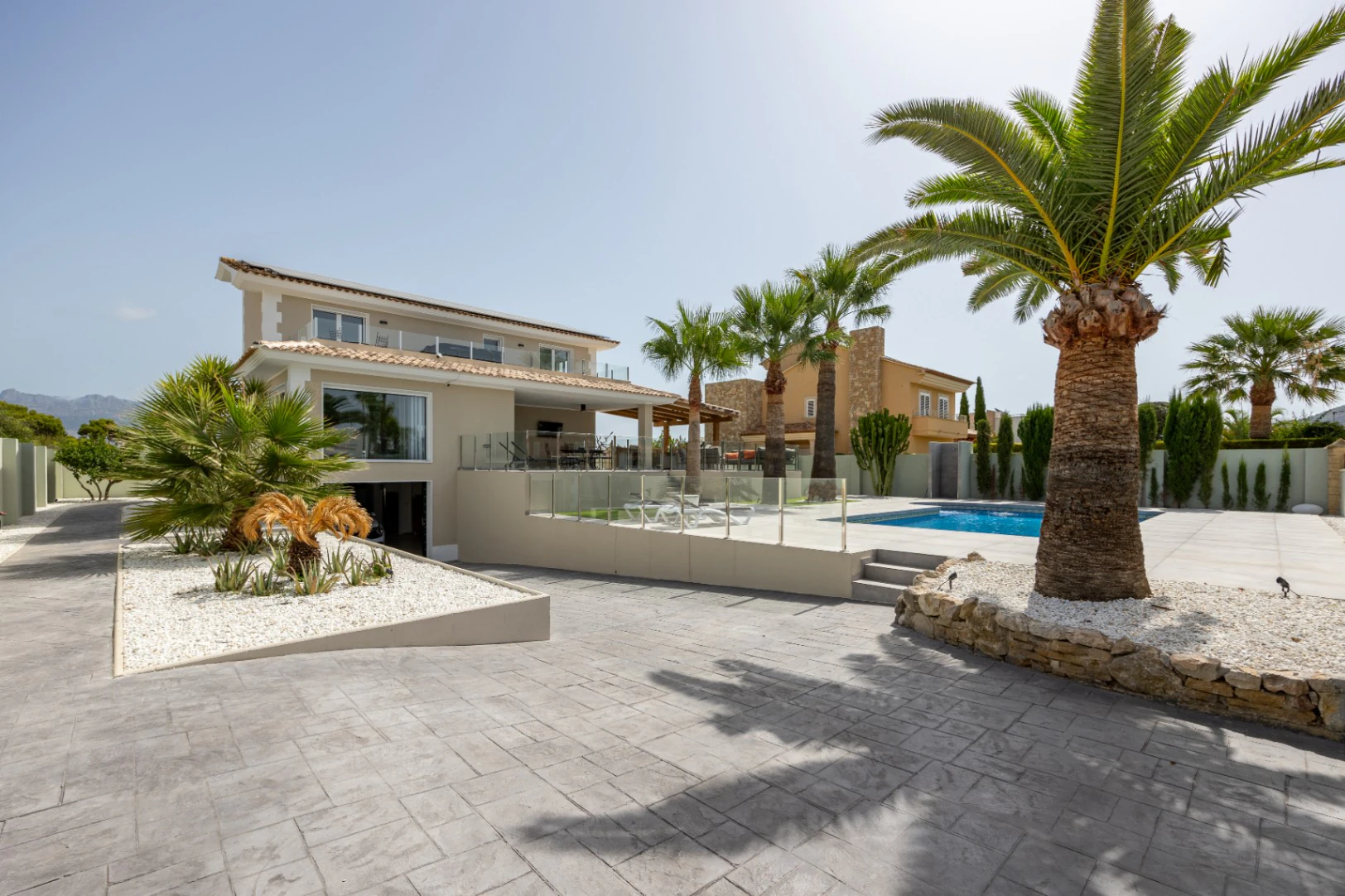 Moderne mediterrane Villa mit Pool, Garten und überdachtem Parkplatz zu verkaufen in Alfaz del Pi
