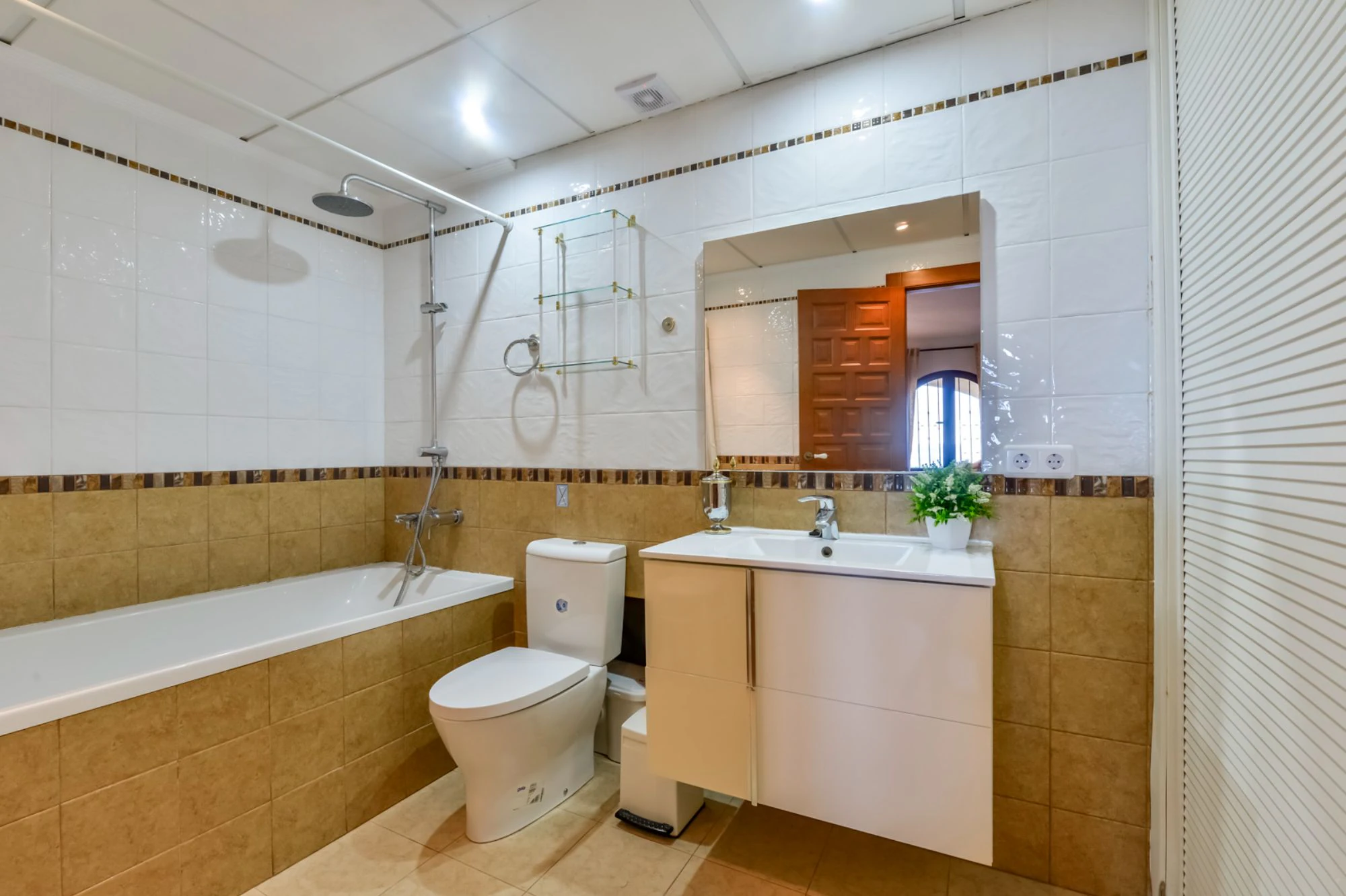 ELEGANCKA WILLA W STYLU HISZPAŃSKIM NA SPRZEDAŻ W ALTEA Z PANORAMICZNYM WIDOKIEM NA MORZE I APARTAMENTEM DLA GOŚCI W MASCARAT