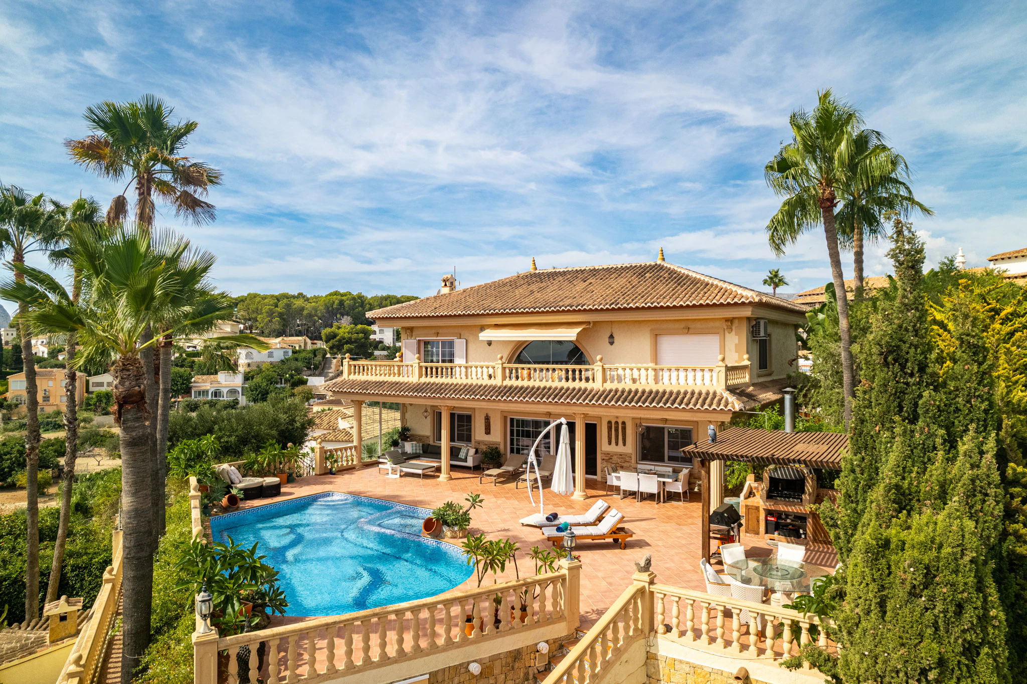 Villa de lujo con vistas al mar y piscinas cubiertas y al aire libre en venta en Benissa