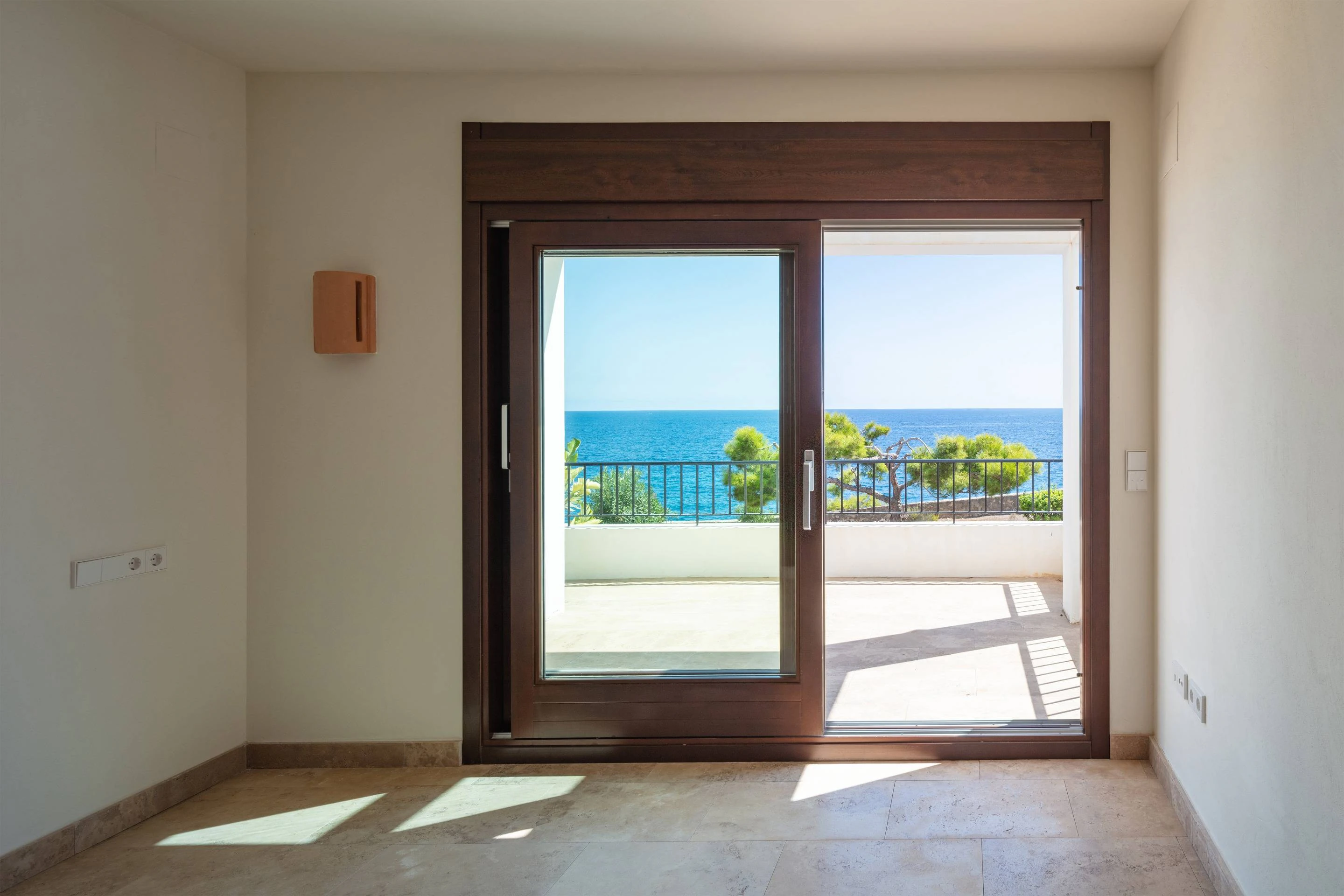 Villa Andrago Residencia Contemporánea Mediterránea en Primera Línea a la Venta en Moraira
