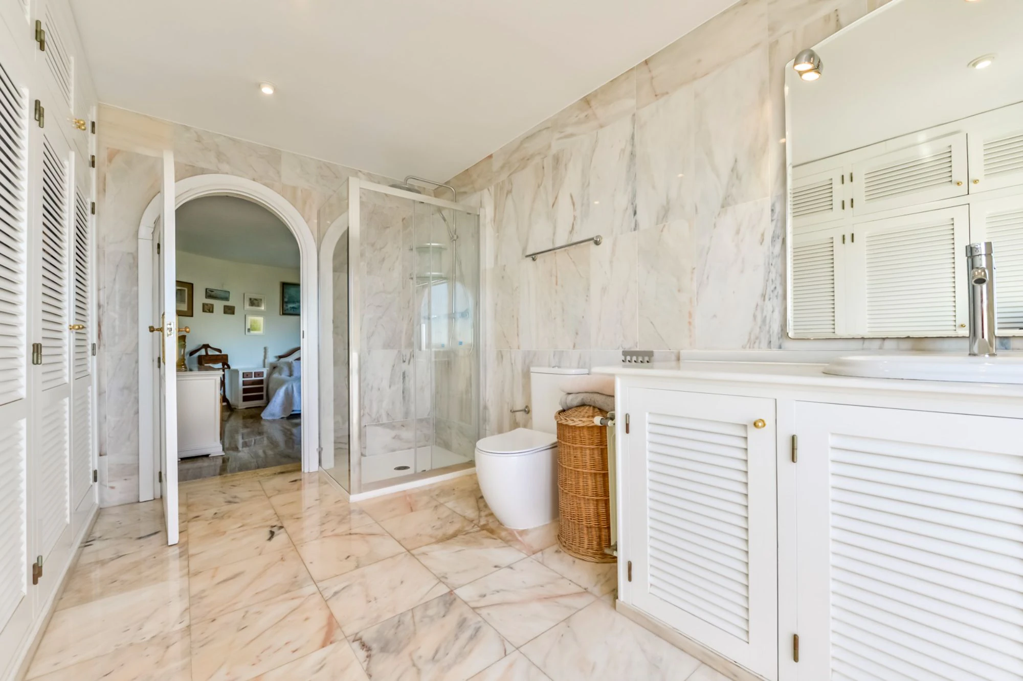 ELEGANCKA WILLA W STYLU HISZPAŃSKIM NA SPRZEDAŻ W ALTEA Z PANORAMICZNYM WIDOKIEM NA MORZE I APARTAMENTEM DLA GOŚCI W MASCARAT