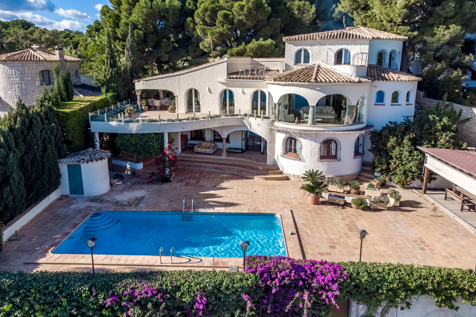 ELEGANCKA WILLA W STYLU HISZPAŃSKIM NA SPRZEDAŻ W ALTEA Z PANORAMICZNYM WIDOKIEM NA MORZE I APARTAMENTEM DLA GOŚCI W MASCARAT