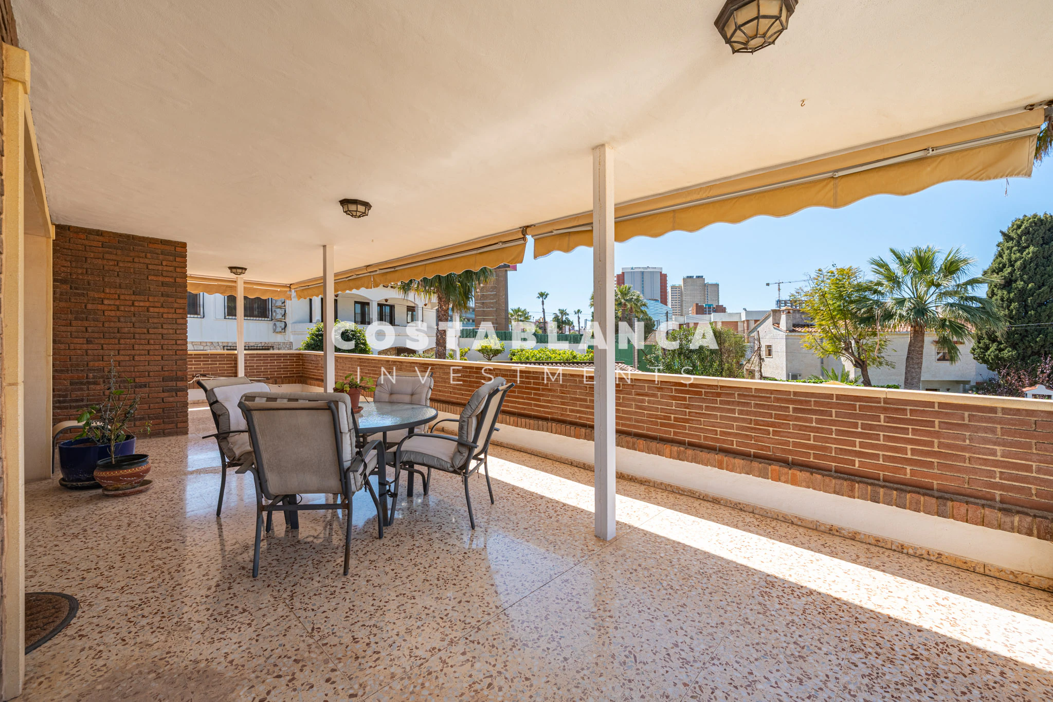 Luxuriöse mediterrane Villa zum Verkauf in Benidorm mit Garten, Terrassen und Privatsphäre