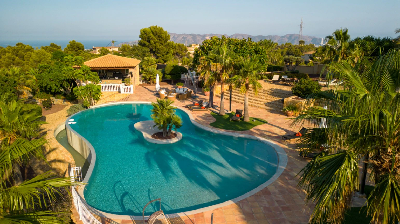 Luxury Villa with Plot 32000m2 for Sale in la Nucia