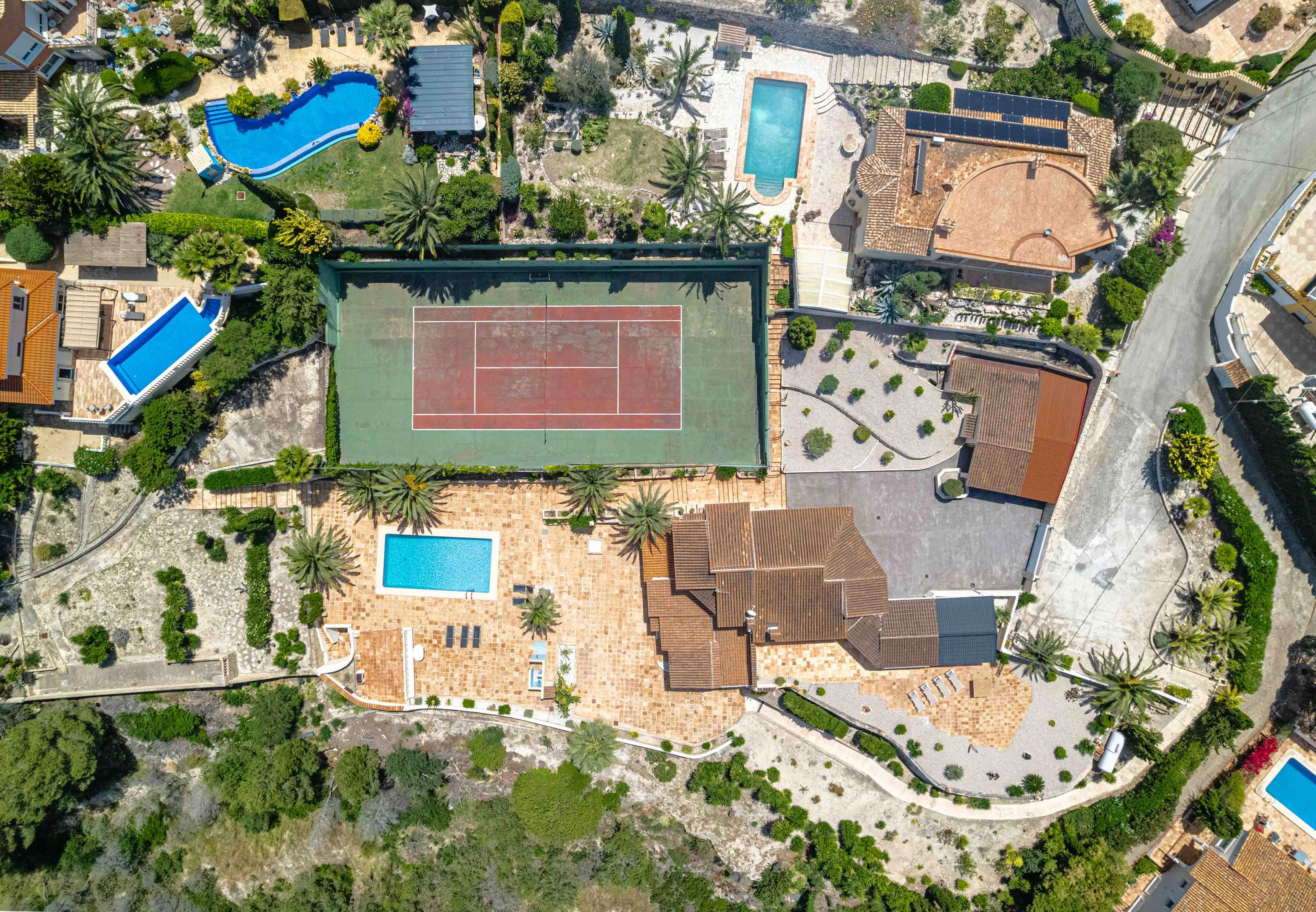 Willa na sprzedaż w Calpe na działce prawie 6 000 m² z kortem tenisowym