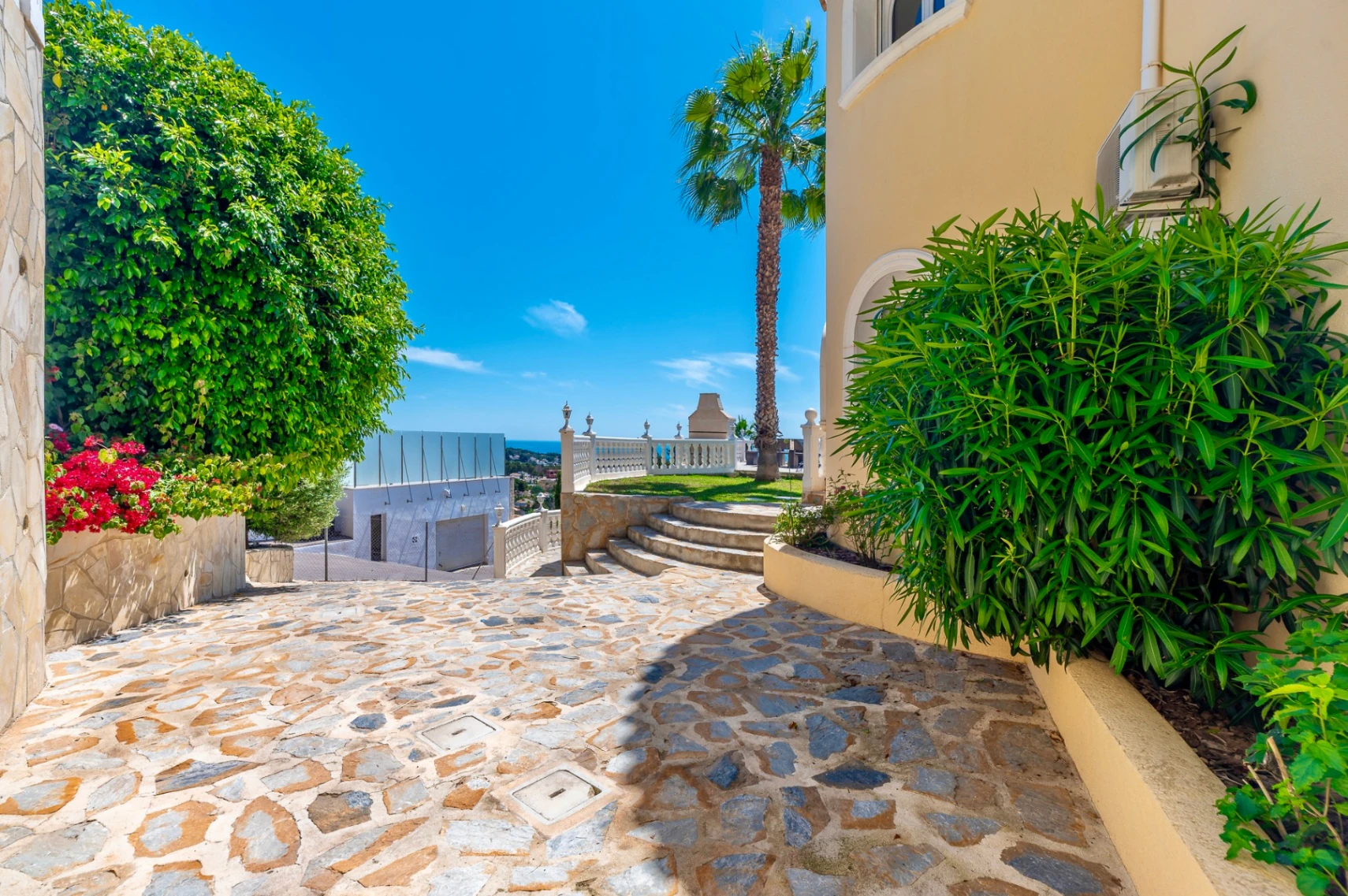 STUNNING MEDITERRANEAN VILLA FOR SALE IN CALPE WITH PANORAMIC SEA AND MOUNTAIN VIEWS