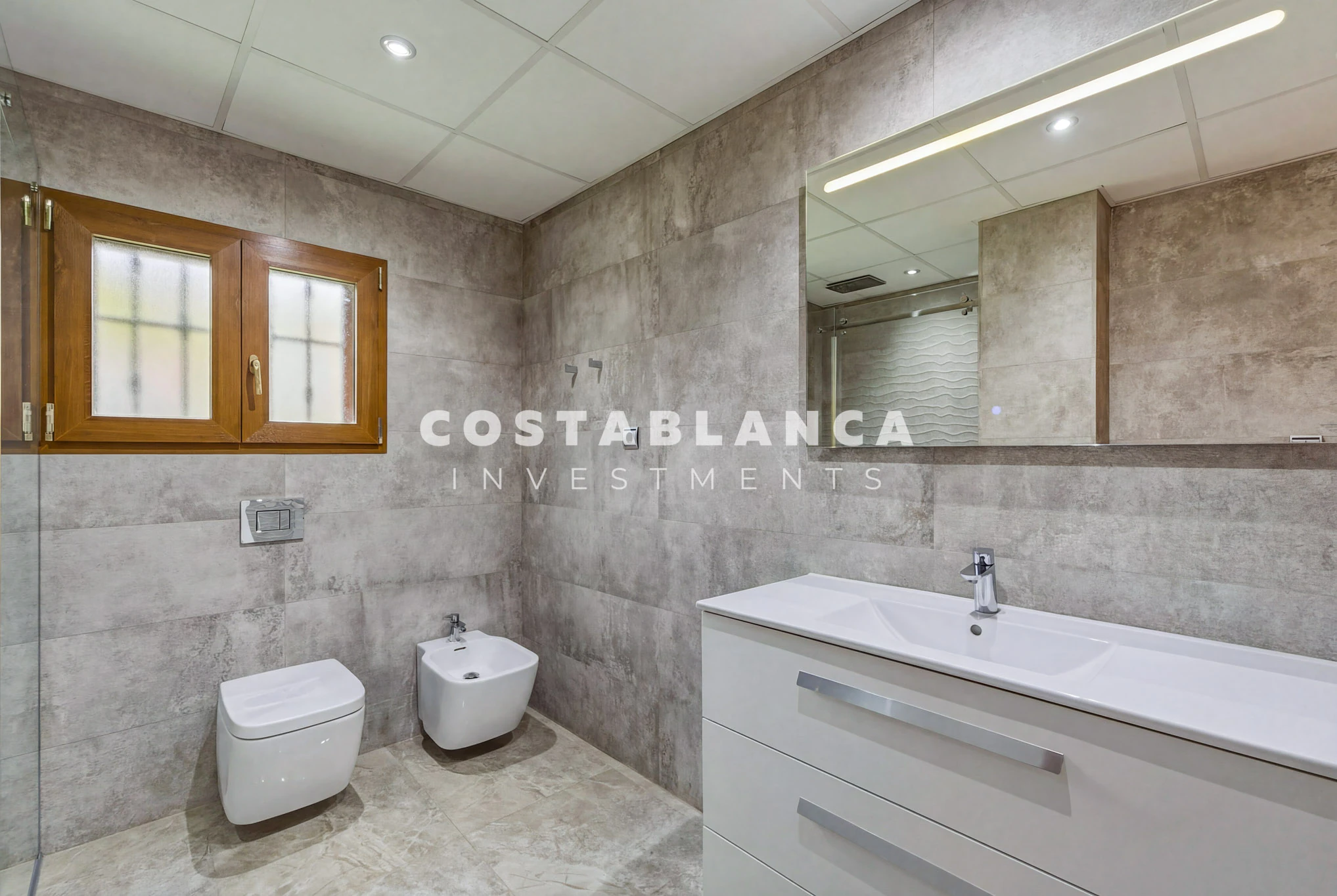 Premium Villa with 5 Bedrooms, Pool and Sea Views for sale in La Nucia