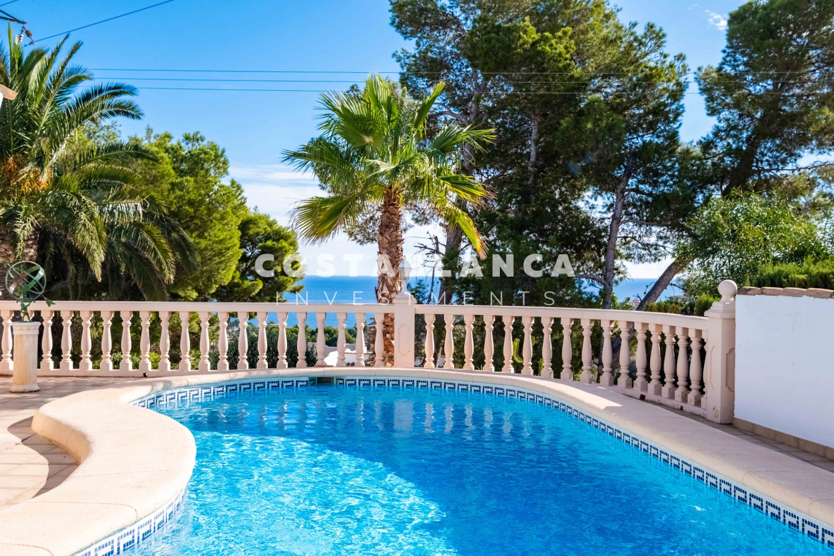 Ruime villa met gastenappartement, uitzicht op zee te koop in Calpe