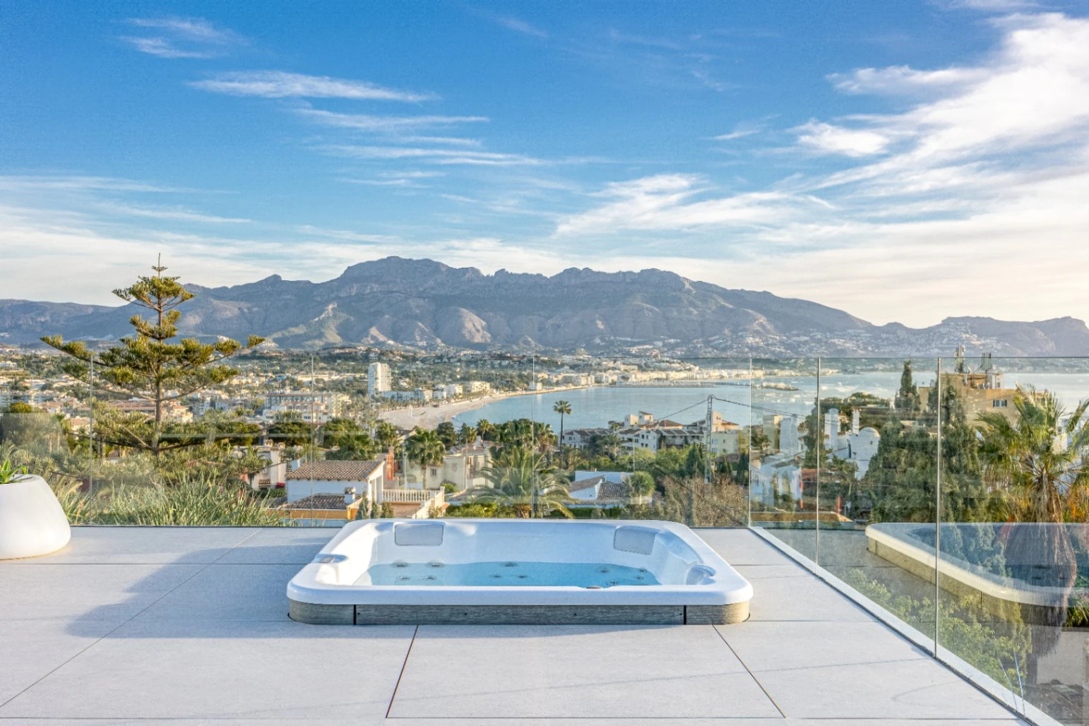 Villa moderna con vistas al mar cerca de la playa y la ciudad en venta en Albir