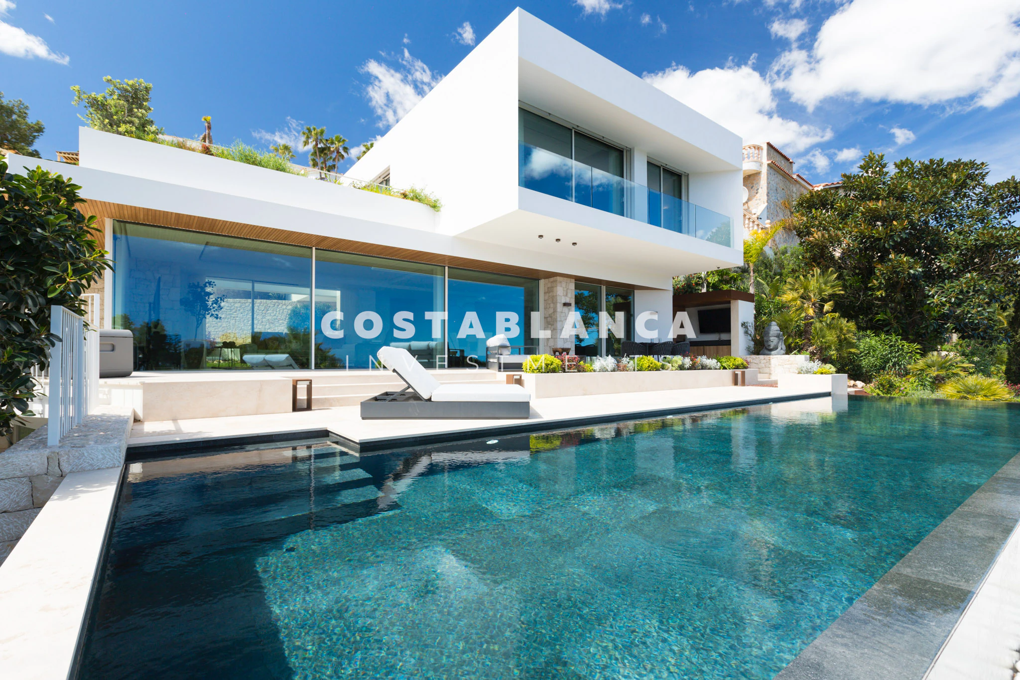 Lujosa villa recién construida y lista para entrar a vivir en venta en Javea, España.