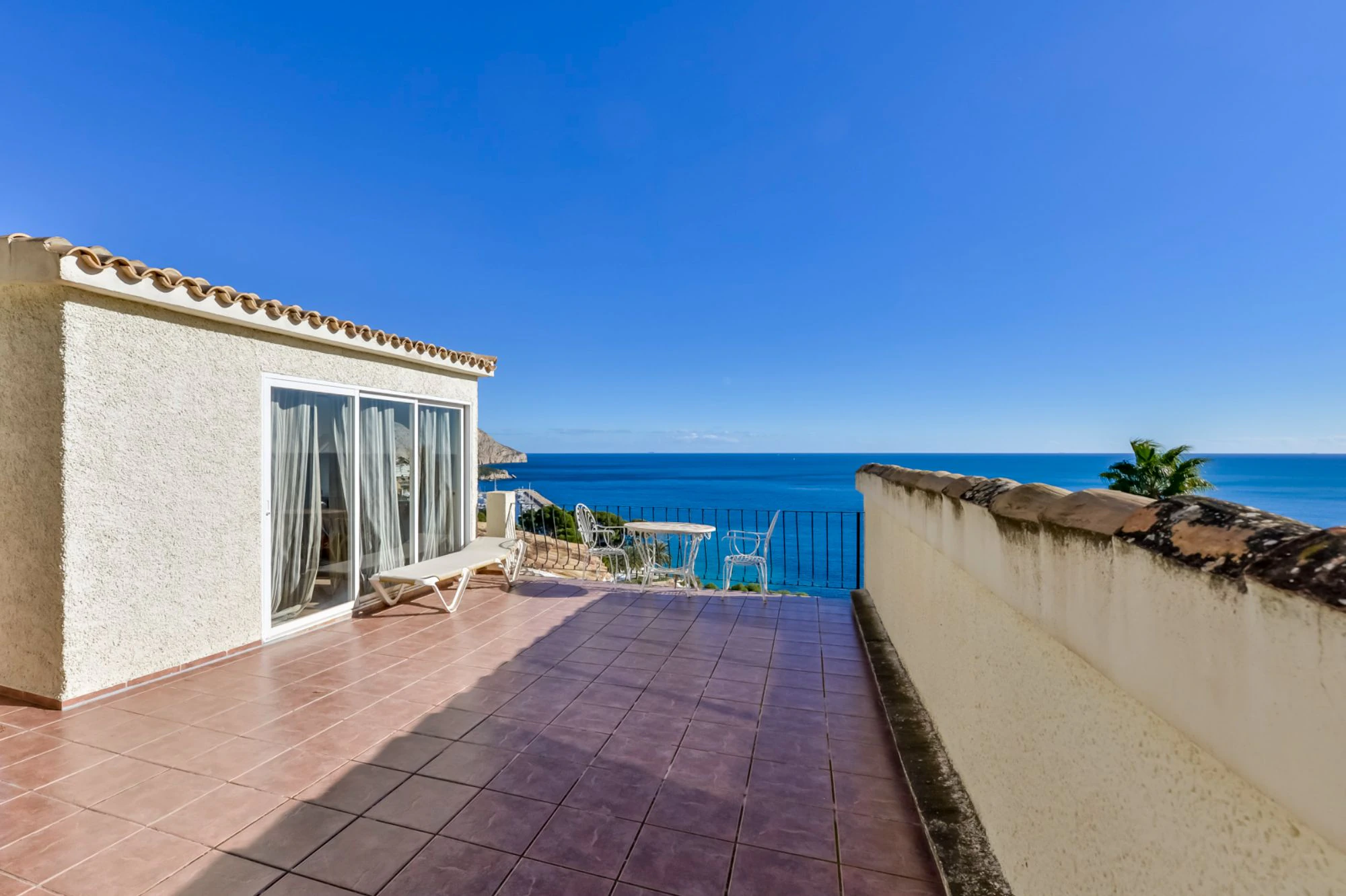 ELEGANCKA WILLA W STYLU HISZPAŃSKIM NA SPRZEDAŻ W ALTEA Z PANORAMICZNYM WIDOKIEM NA MORZE I APARTAMENTEM DLA GOŚCI W MASCARAT