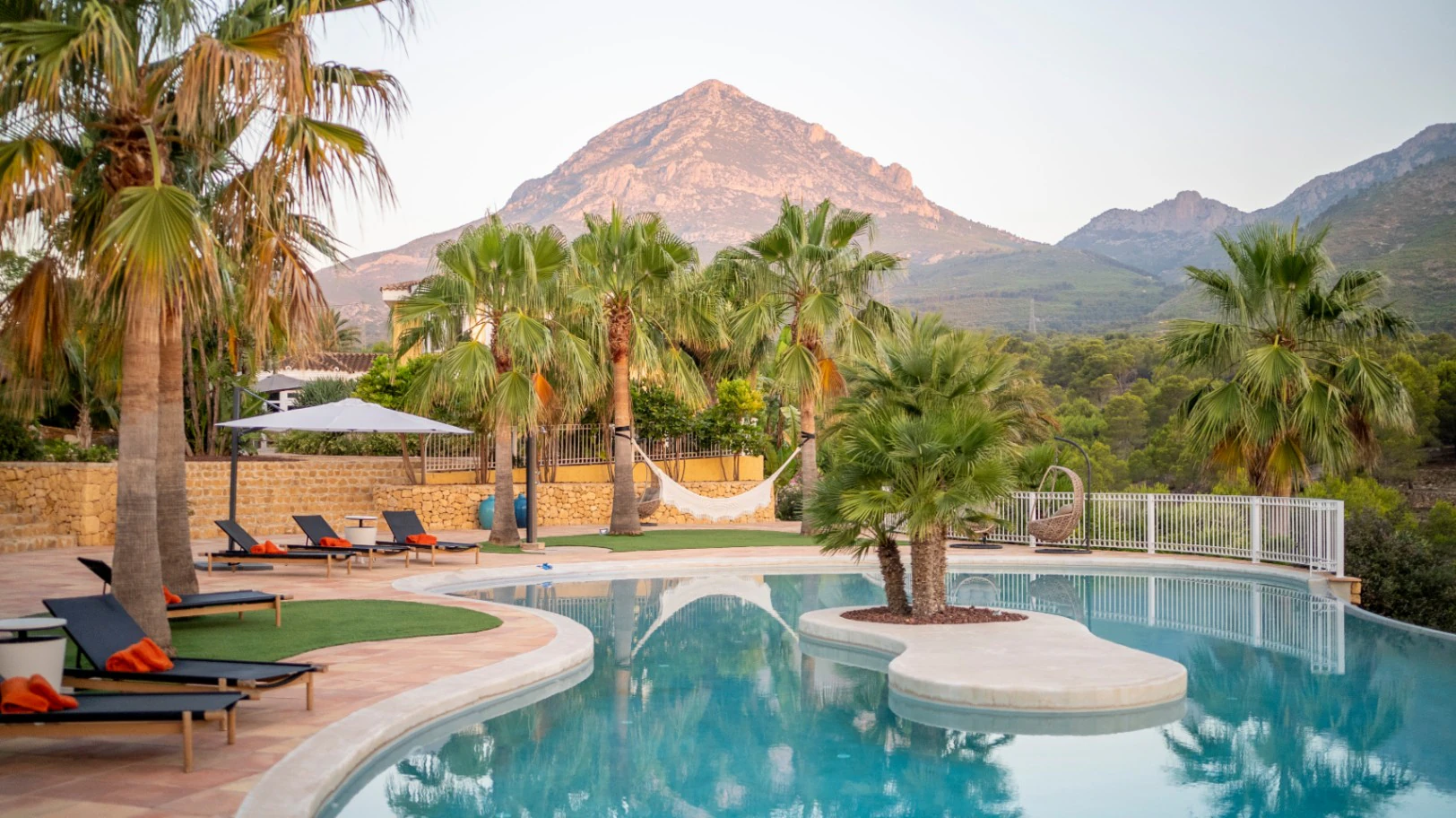 Luxury Villa with Plot 32000m2 for Sale in la Nucia