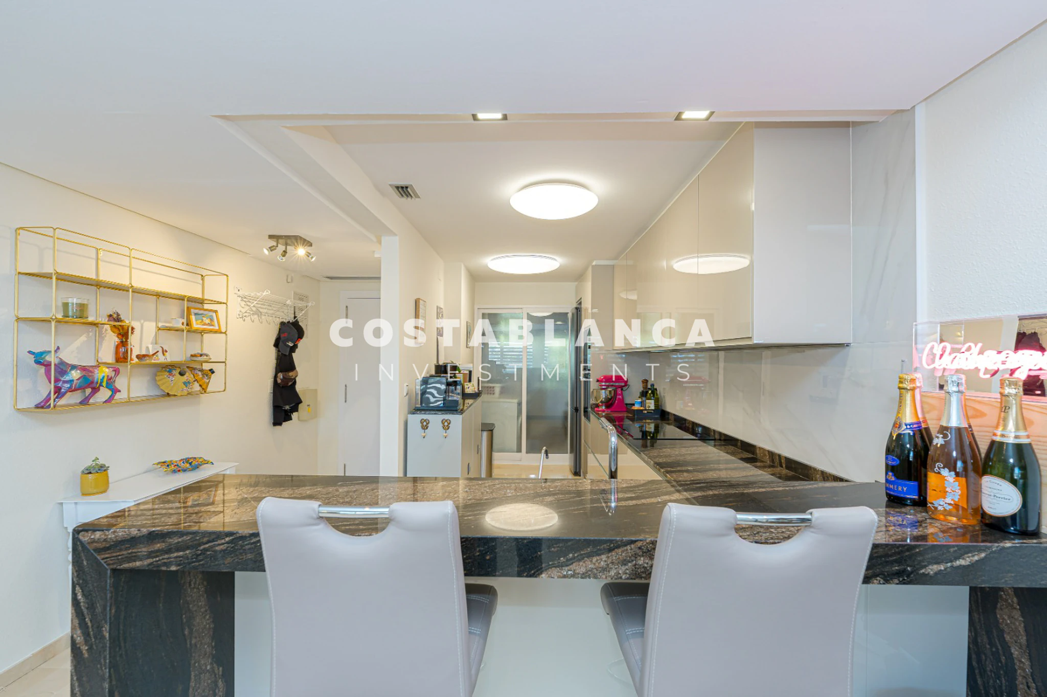 Amplio Apartamento Esquinero con Vistas al Mar y a la Montaña en Venta en Altea La Nova