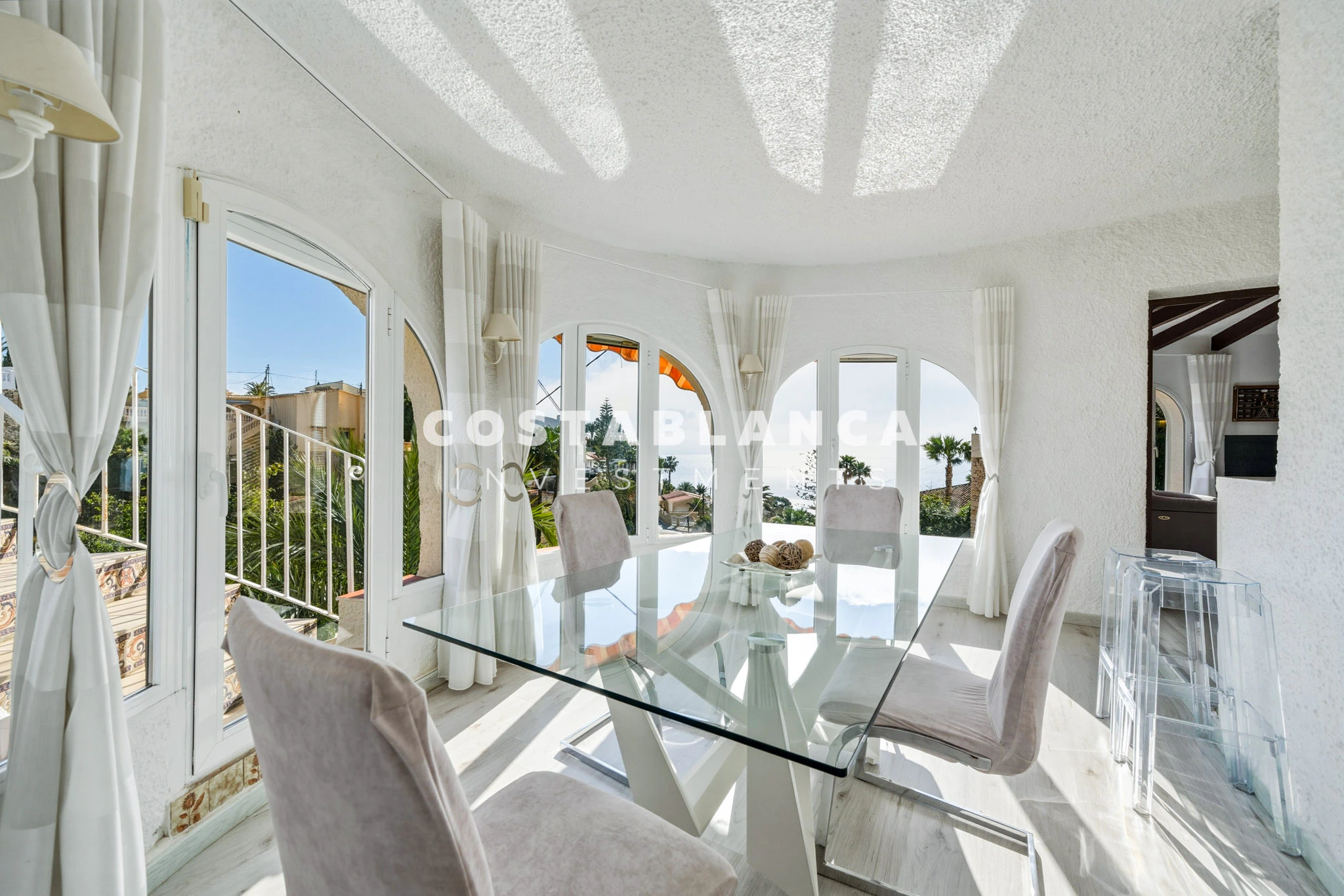 Villa Mediterránea con Vistas Icónicas al Peñón de Ifach y Piscina Privada en venta en Calpe.