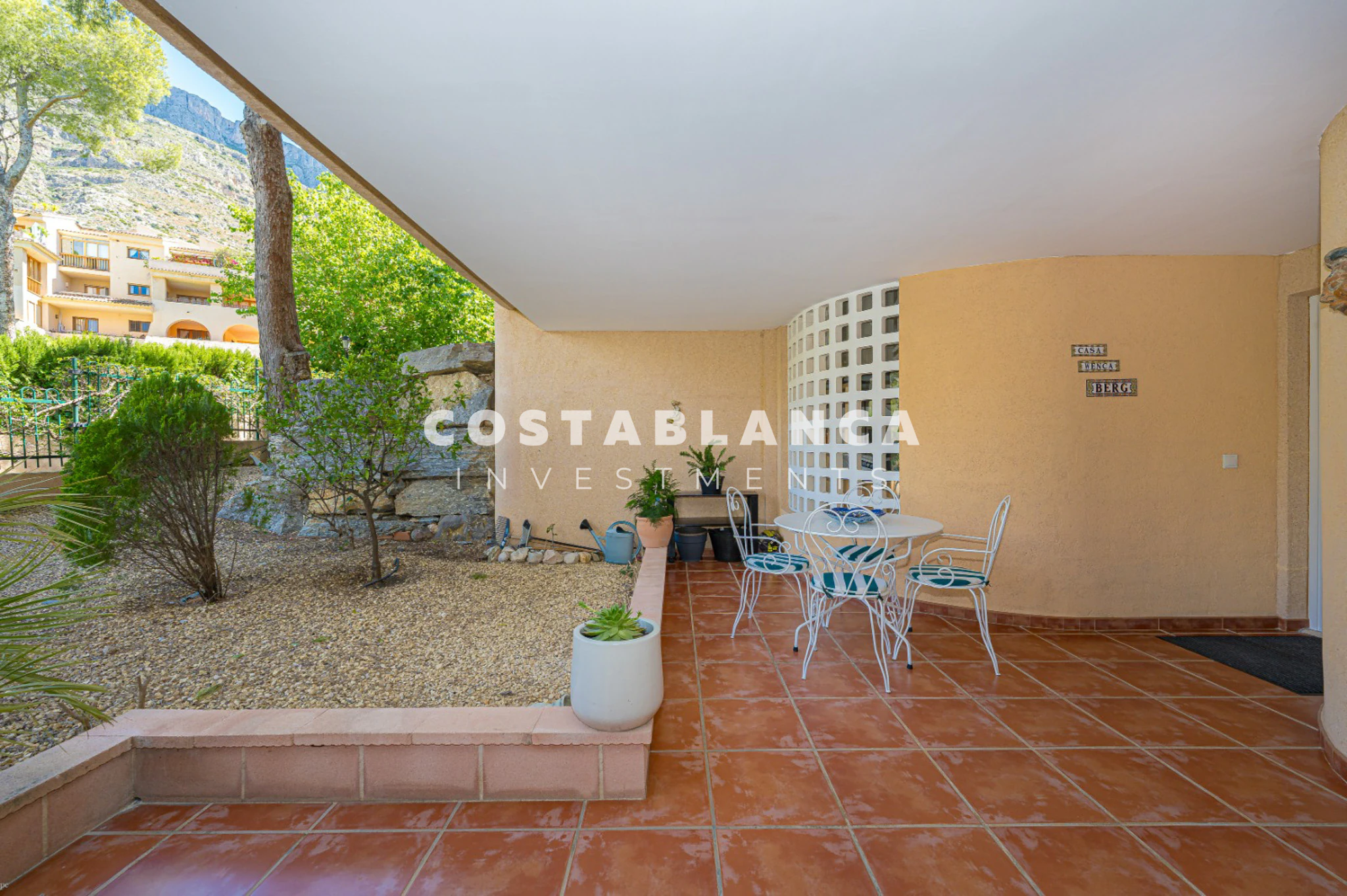 Amplio Apartamento Esquinero con Vistas al Mar y a la Montaña en Venta en Altea La Nova