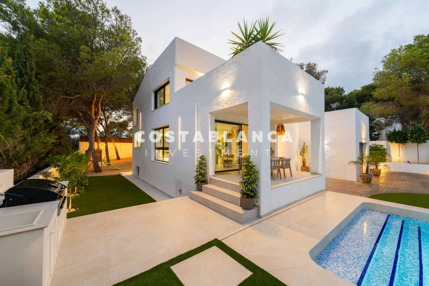 Moderne Ibiza Villa met Privé Zwembad en Dakterras in Altea
