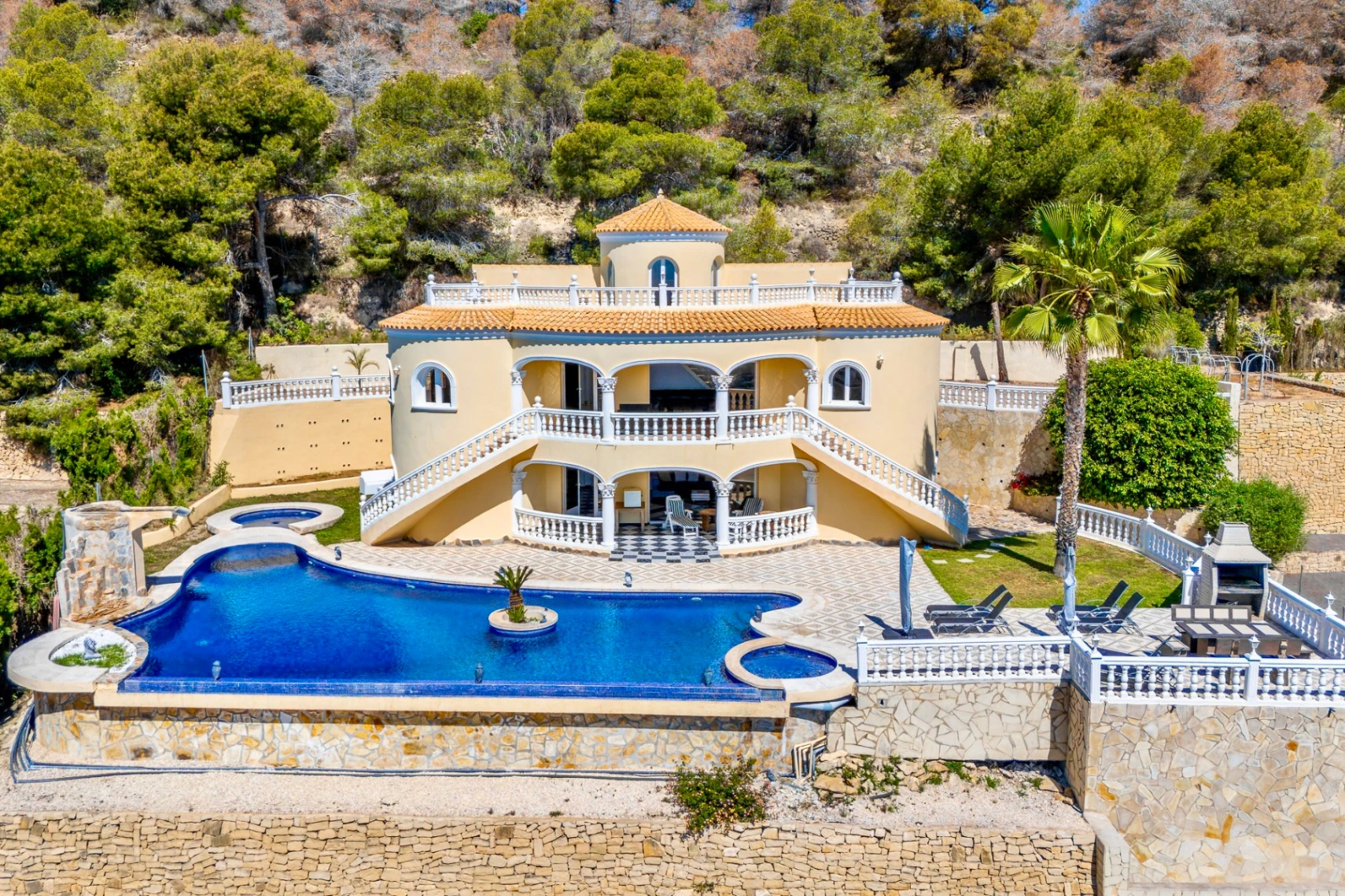 STUNNING MEDITERRANEAN VILLA FOR SALE IN CALPE WITH PANORAMIC SEA AND MOUNTAIN VIEWS