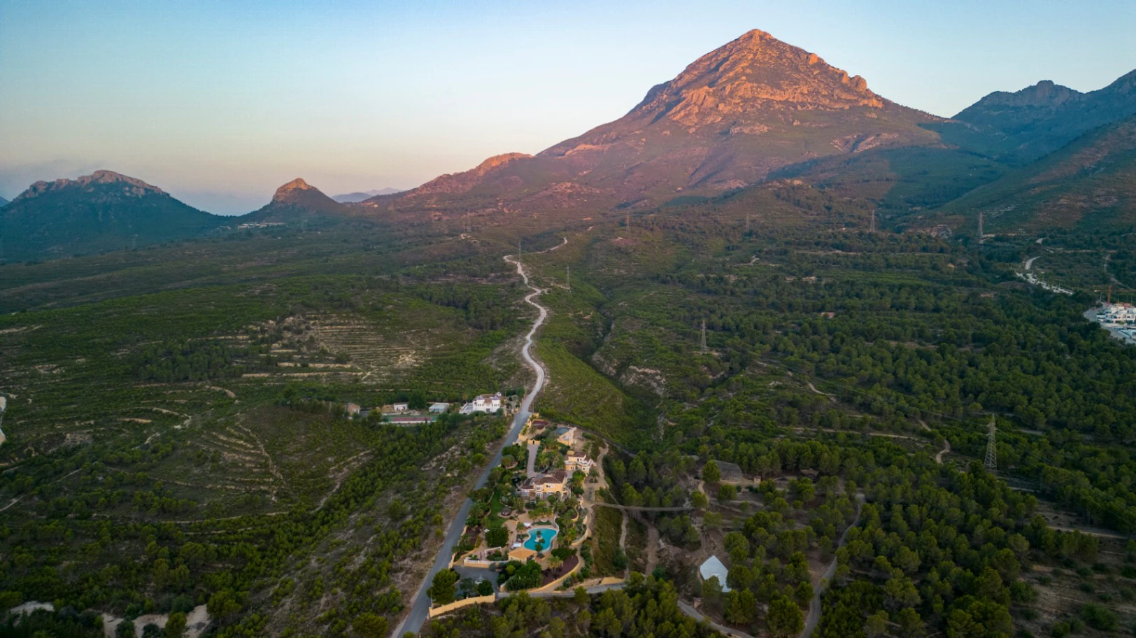 Luxury Villa with Plot 32000m2 for Sale in la Nucia
