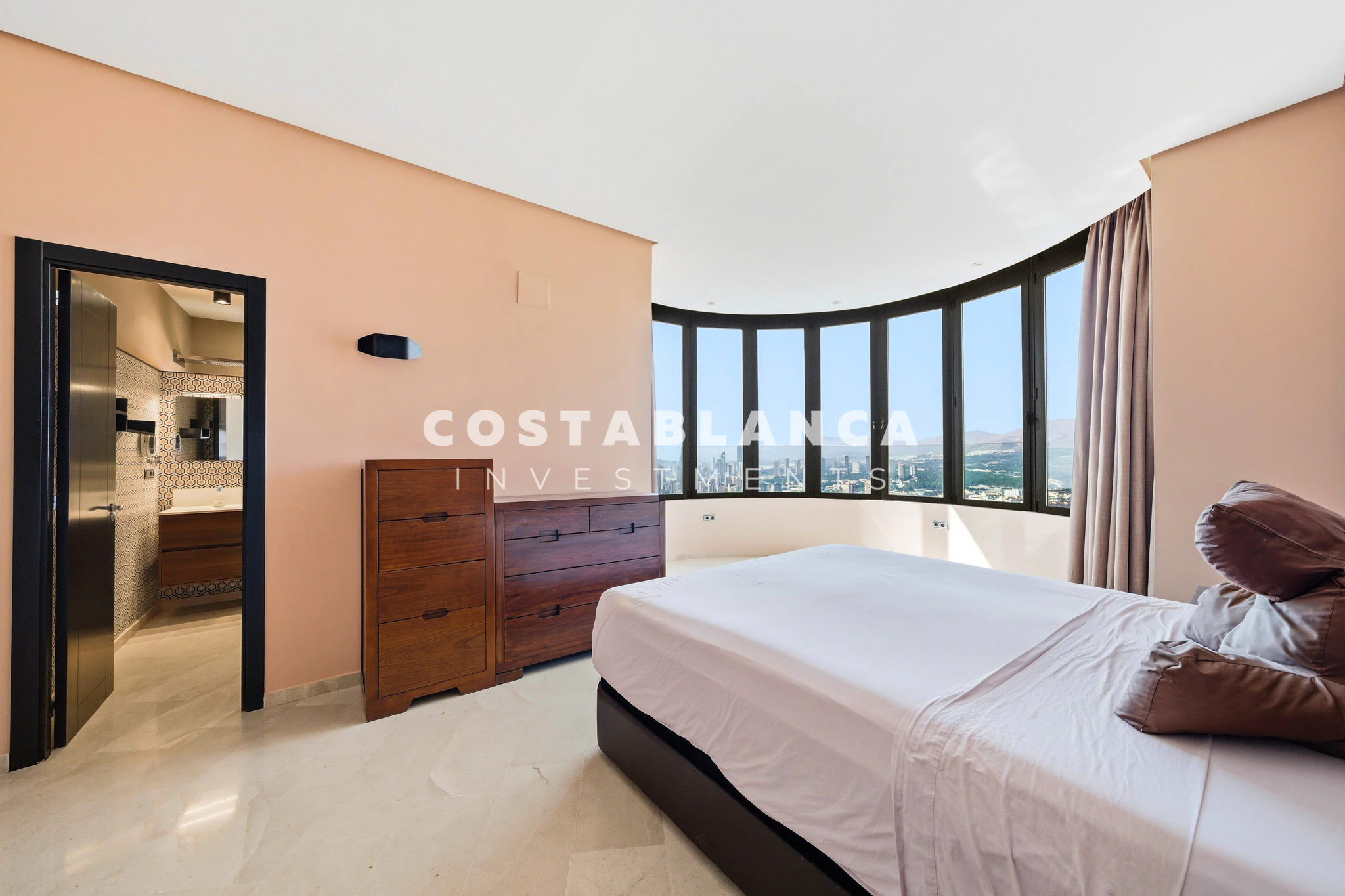 Apartment for Sale Entire 38th Floor of the Iconic Negurigane Building for sale in Benidorm