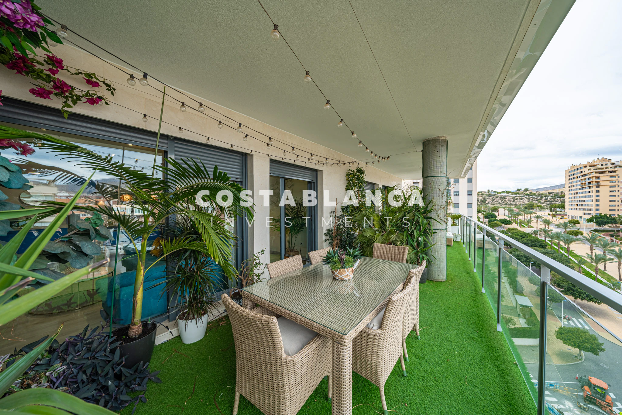 Exclusief Twee Slaapkamer Appartement met Uitzicht op Zee en Bergen