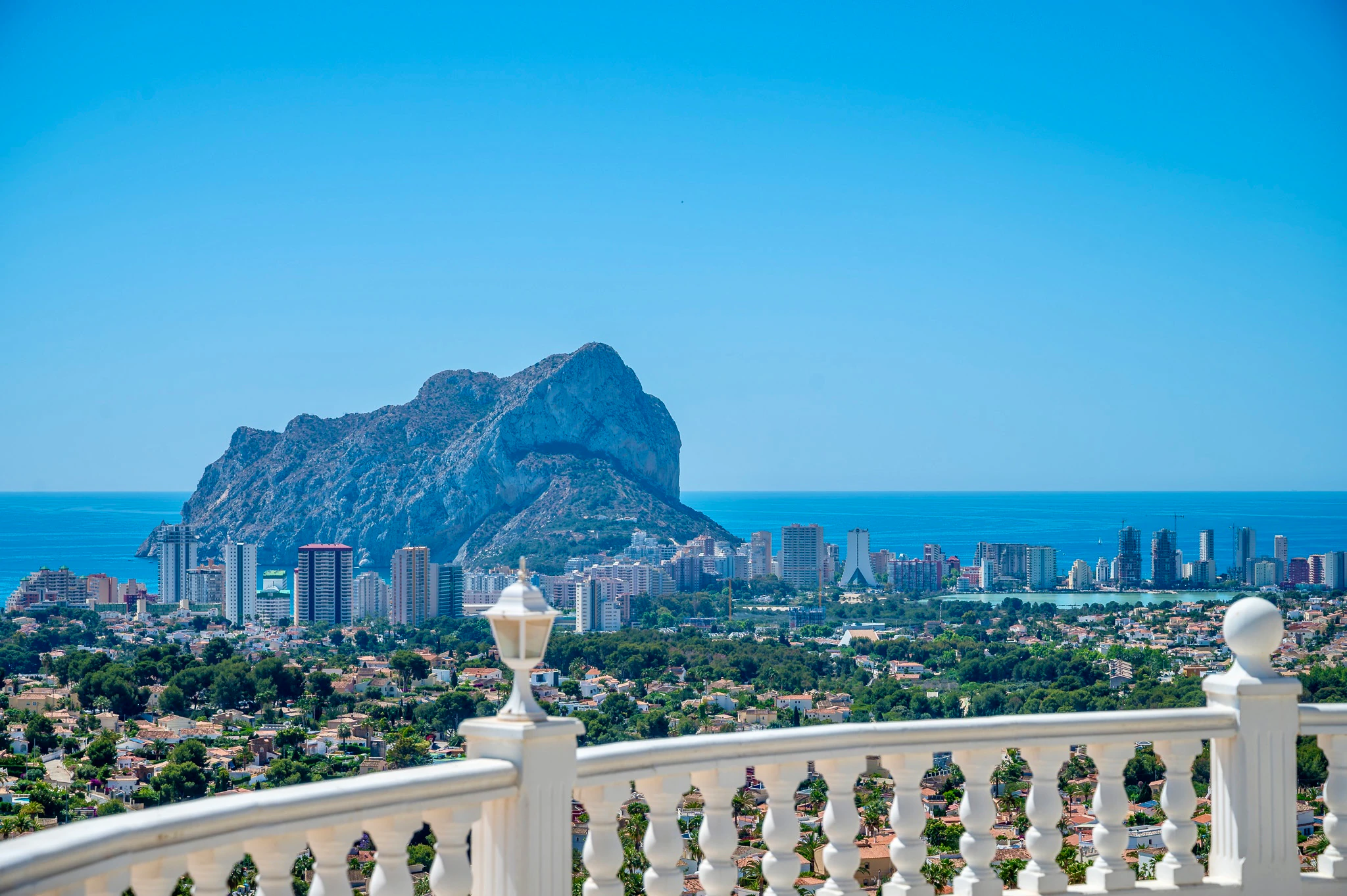 STUNNING MEDITERRANEAN VILLA FOR SALE IN CALPE WITH PANORAMIC SEA AND MOUNTAIN VIEWS