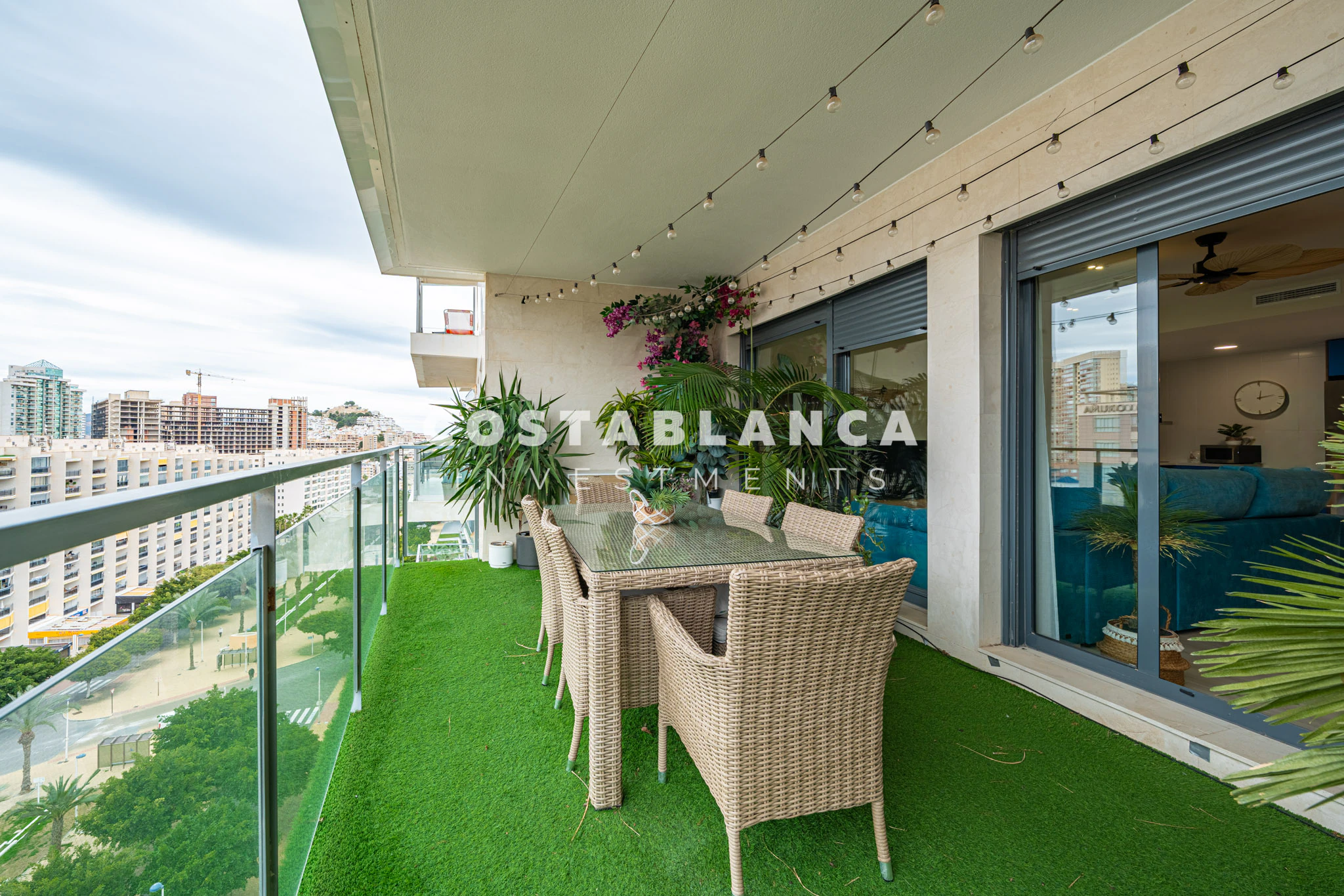 Exclusief Twee Slaapkamer Appartement met Uitzicht op Zee en Bergen