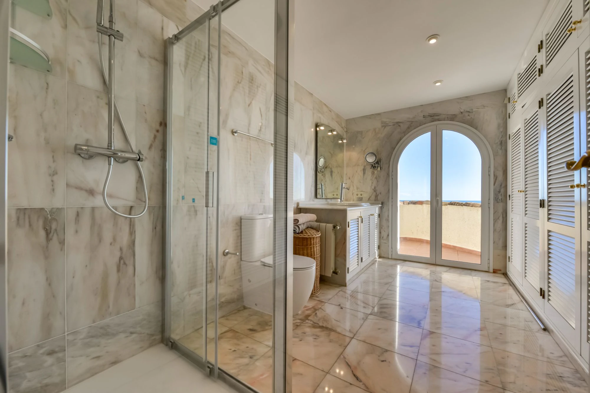 ELEGANCKA WILLA W STYLU HISZPAŃSKIM NA SPRZEDAŻ W ALTEA Z PANORAMICZNYM WIDOKIEM NA MORZE I APARTAMENTEM DLA GOŚCI W MASCARAT