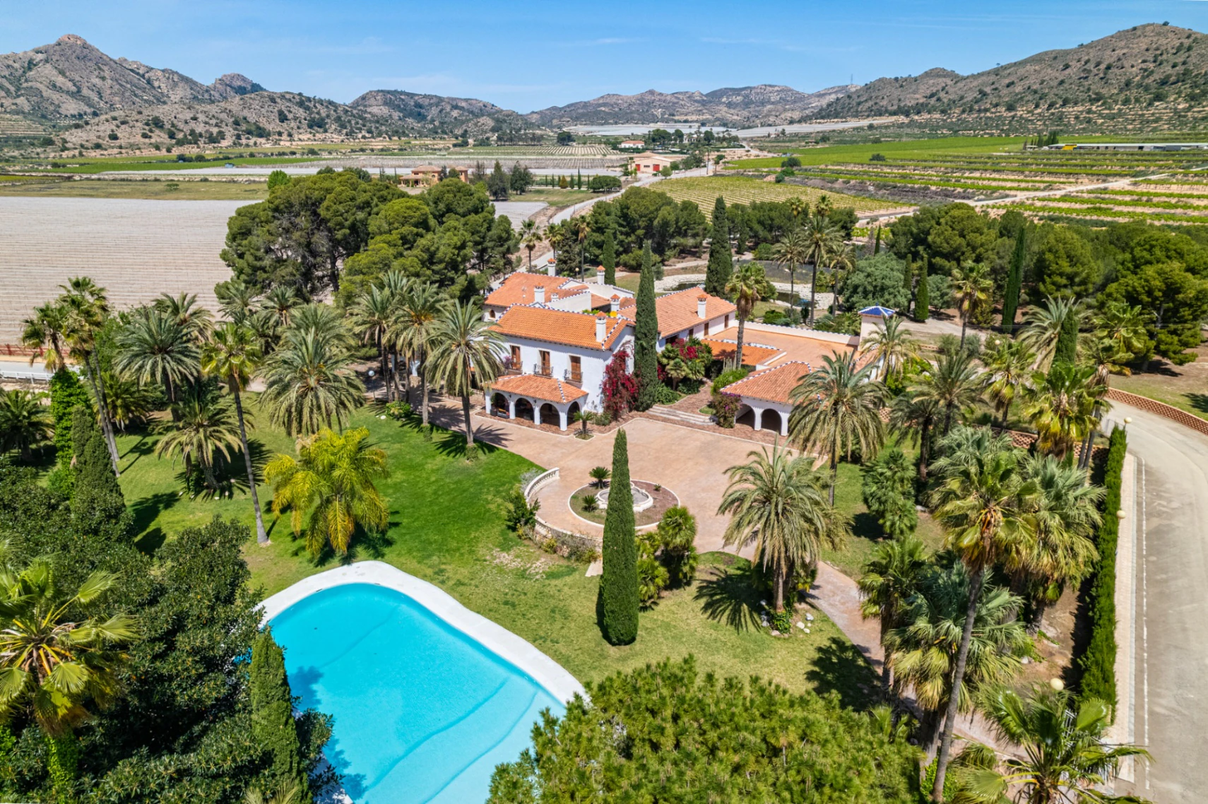 Exclusive Mediterranean Estate with Vineyards and Lakes for sale in Novelda