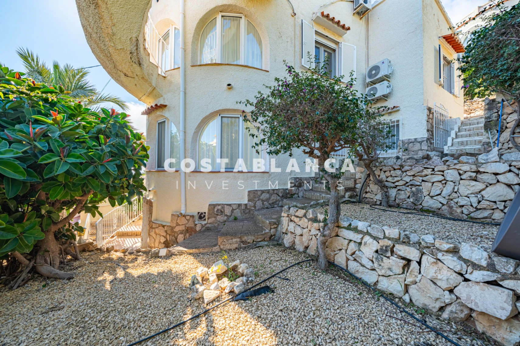 Villa Mediterránea con Vistas Icónicas al Peñón de Ifach y Piscina Privada en venta en Calpe.