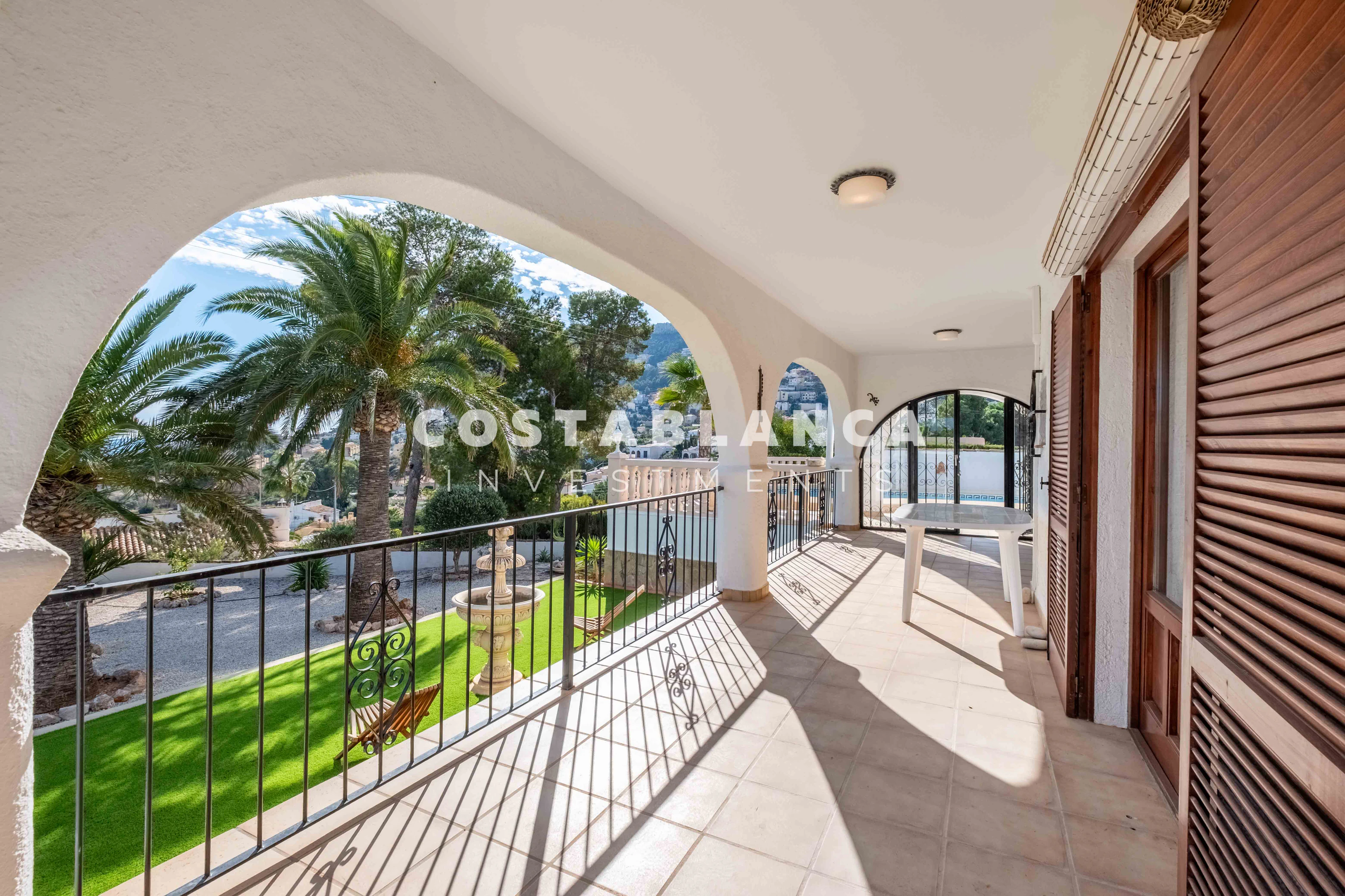 Ruime villa met gastenappartement, uitzicht op zee te koop in Calpe