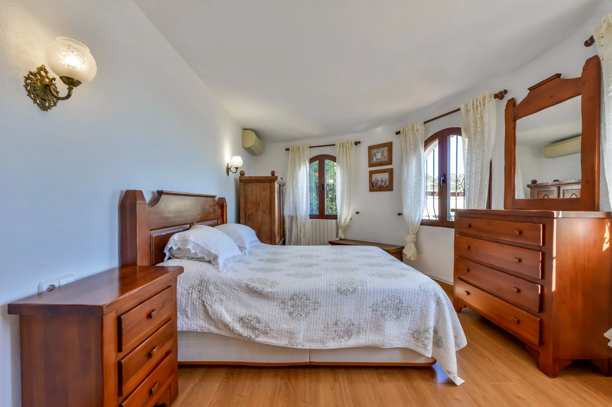 ELEGANCKA WILLA W STYLU HISZPAŃSKIM NA SPRZEDAŻ W ALTEA Z PANORAMICZNYM WIDOKIEM NA MORZE I APARTAMENTEM DLA GOŚCI W MASCARAT