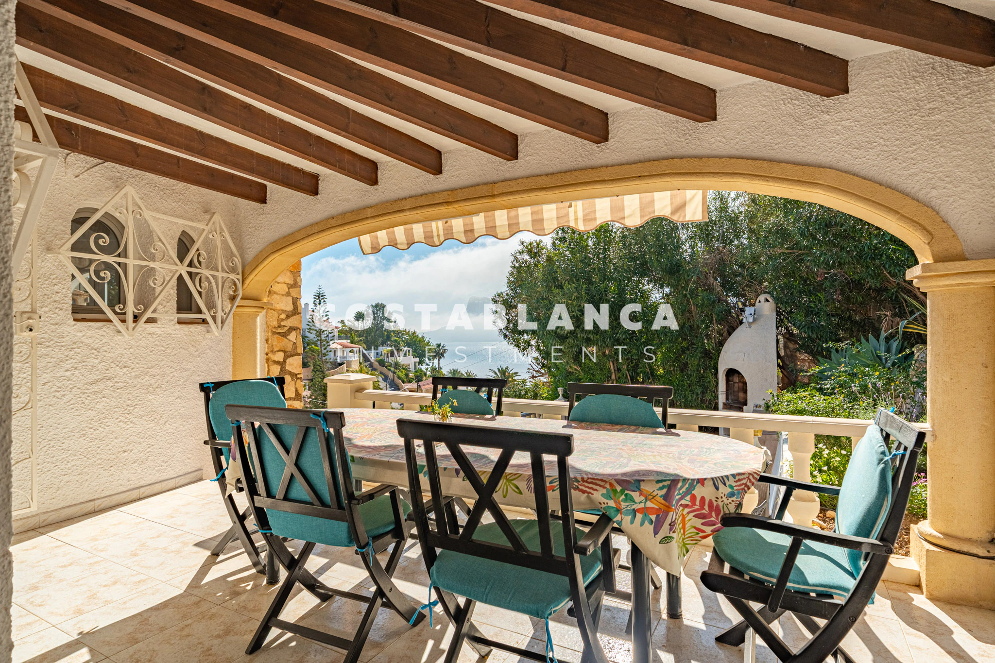 Villa Mediterránea con Vistas Icónicas al Peñón de Ifach y Piscina Privada en venta en Calpe.