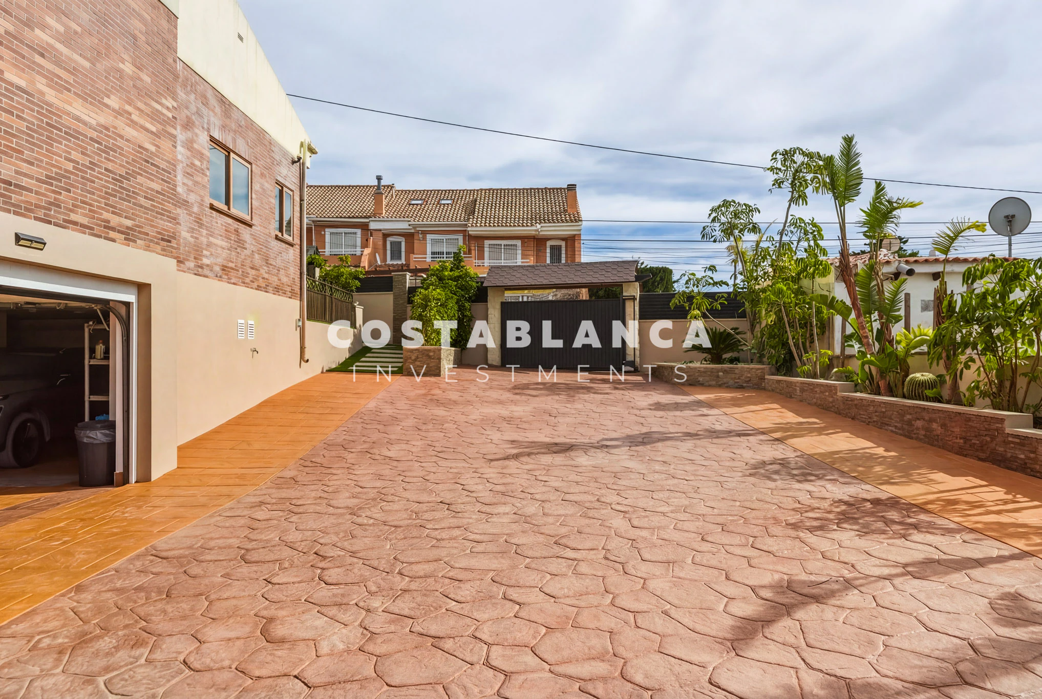Premium Villa with 5 Bedrooms, Pool and Sea Views for sale in La Nucia