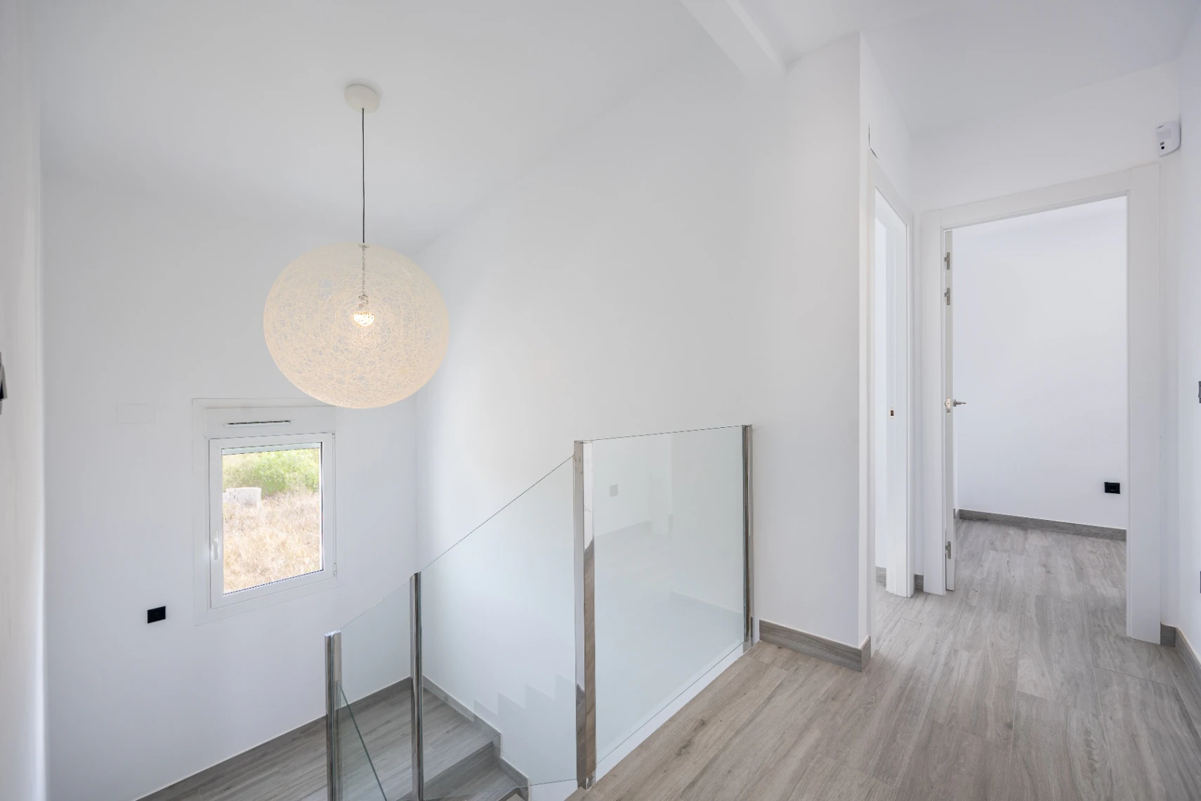 Moderne mediterrane Villa mit Pool, Garten und überdachtem Parkplatz zu verkaufen in Alfaz del Pi
