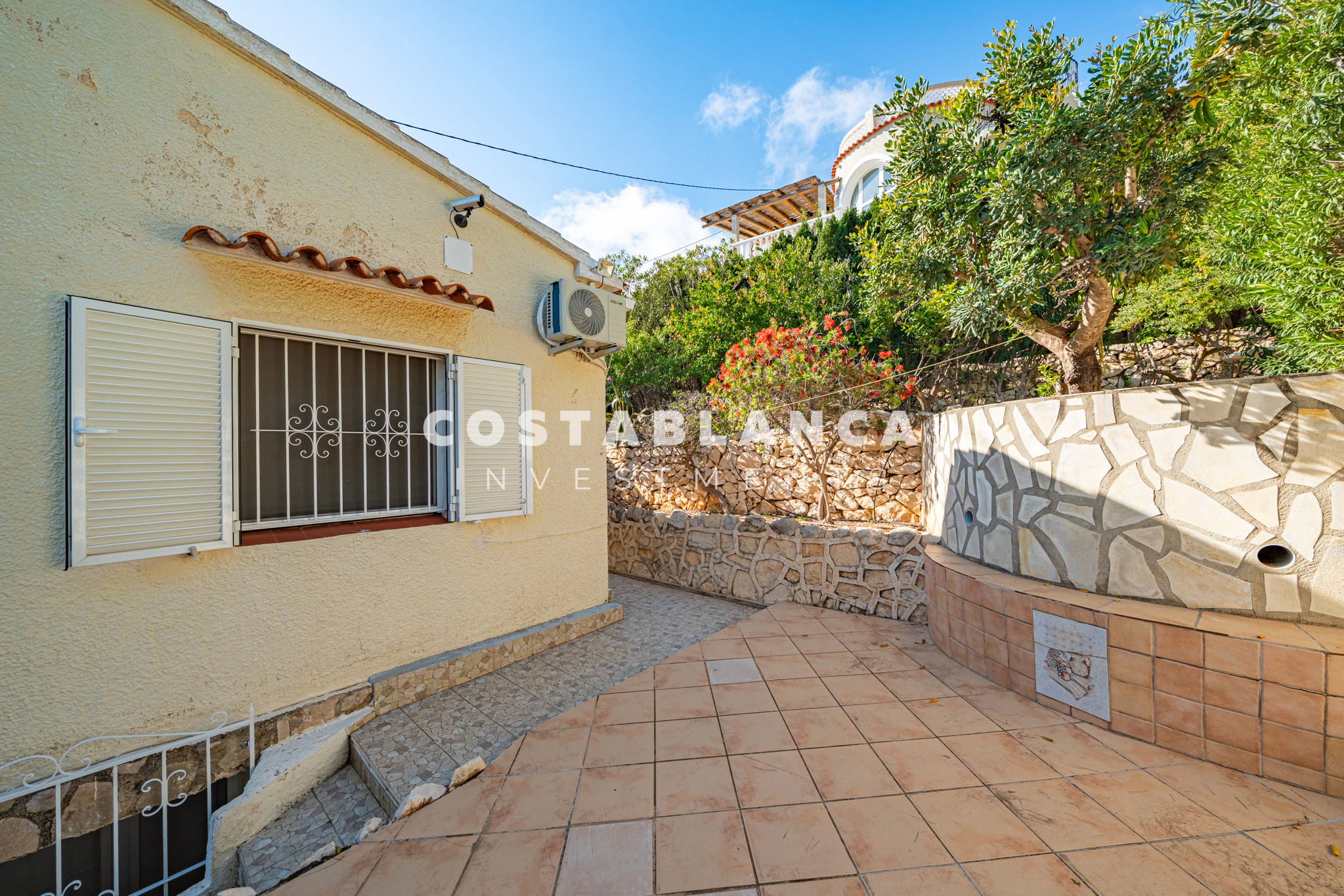Villa Mediterránea con Vistas Icónicas al Peñón de Ifach y Piscina Privada en venta en Calpe.