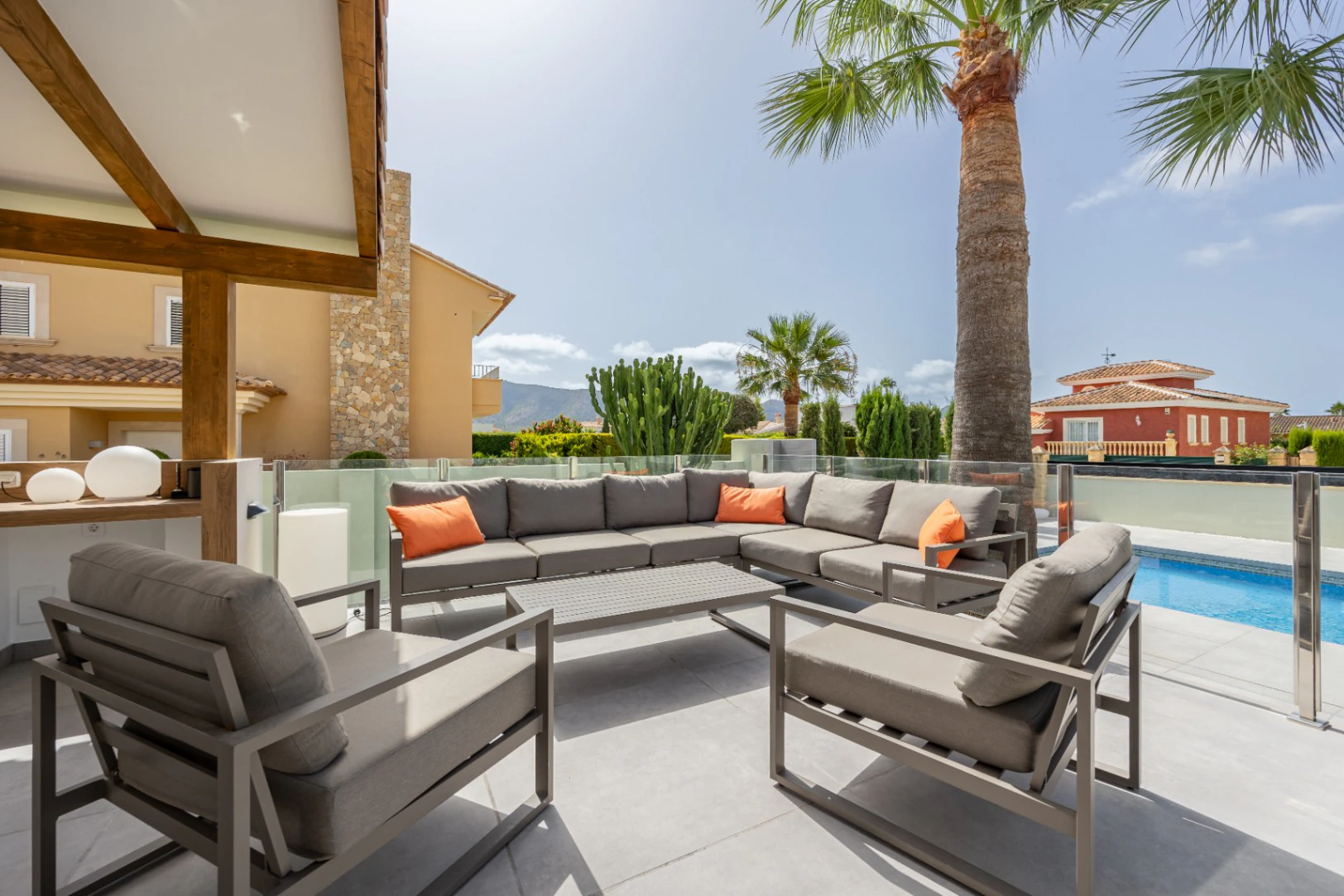 Moderne mediterrane Villa mit Pool, Garten und überdachtem Parkplatz zu verkaufen in Alfaz del Pi