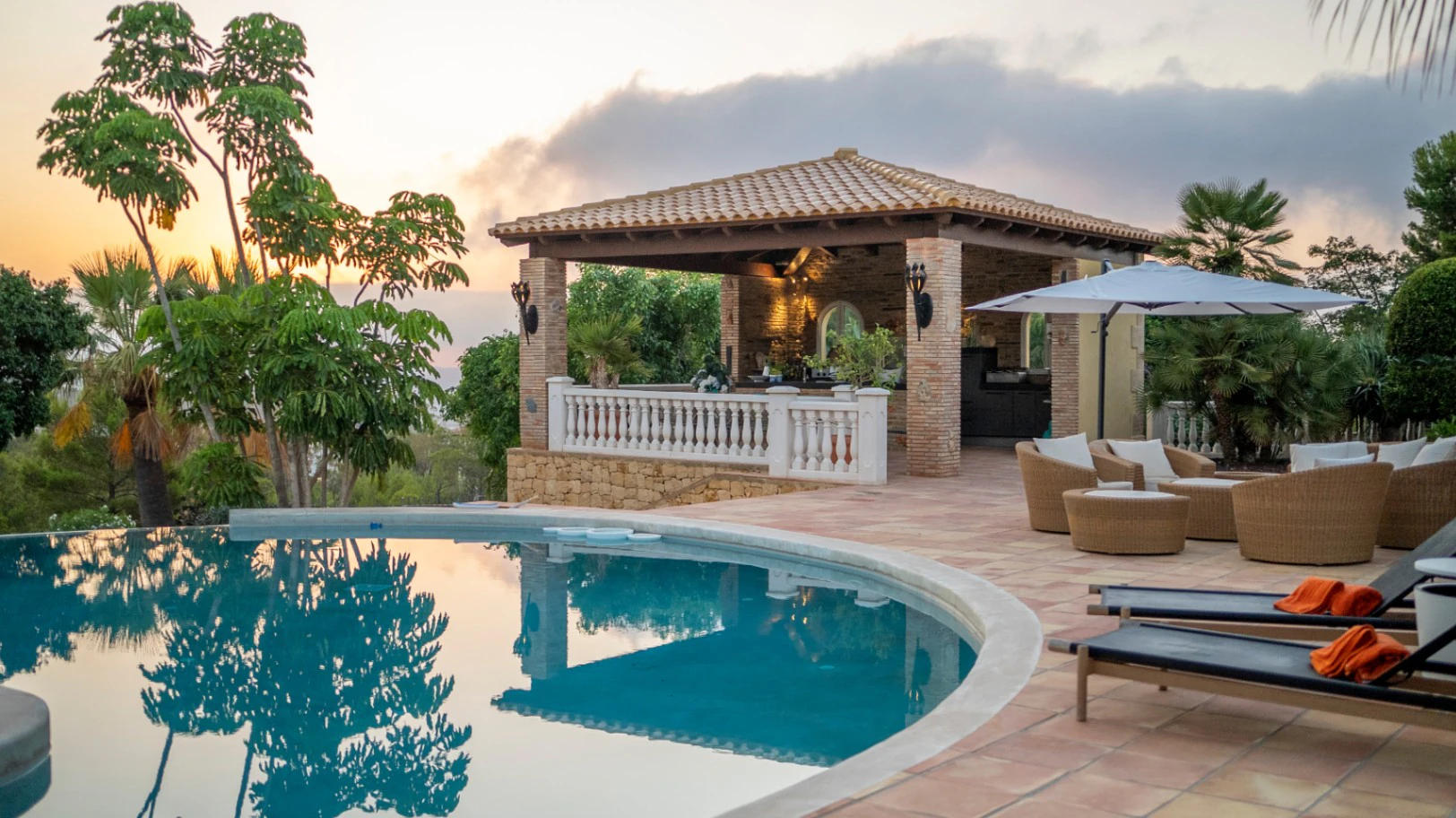 Luxury Villa with Plot 32000m2 for Sale in la Nucia