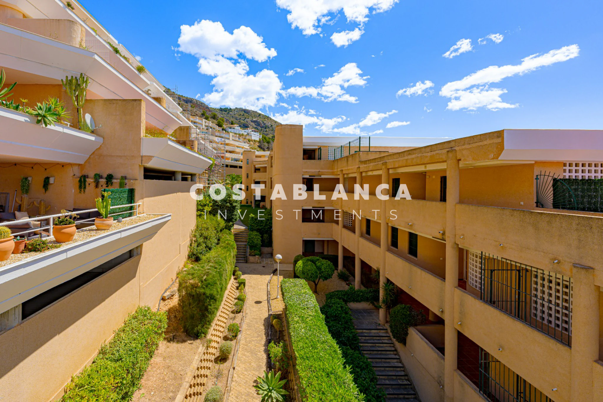Amplio Apartamento Esquinero con Vistas al Mar y a la Montaña en Venta en Altea La Nova