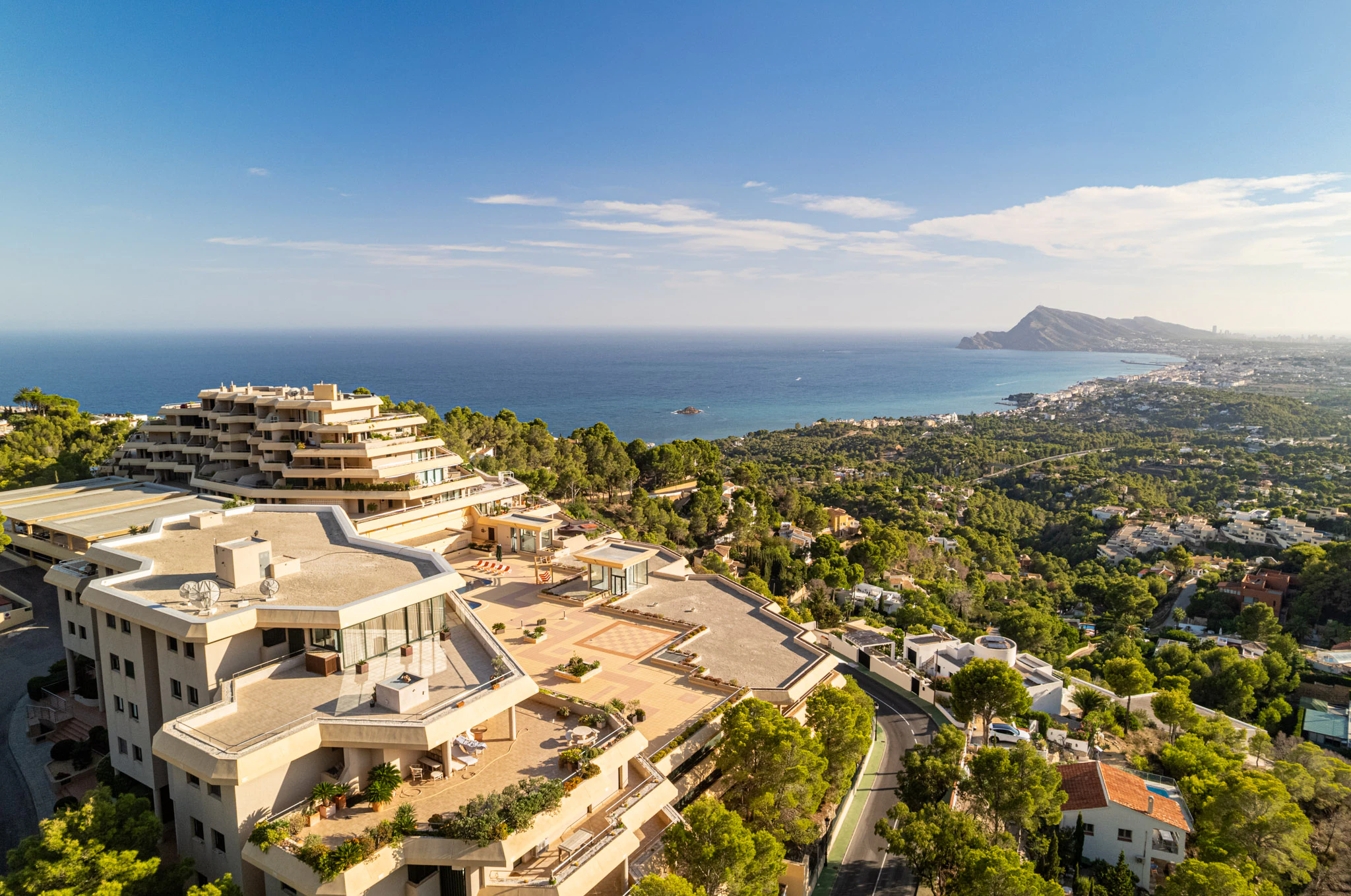 Penthouse spacieux avec des vues imprenables sur la mer et les montagnes à vendre à Sierra de Altea.