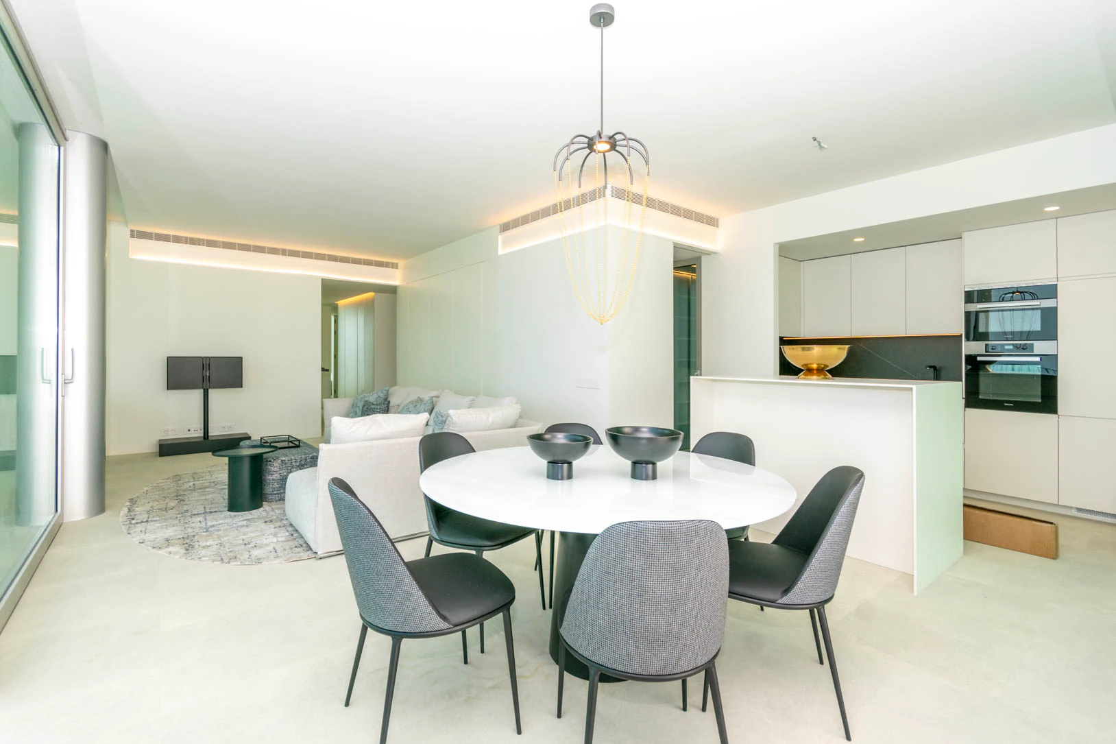 APARTAMENTO ELEGANTE EN ALTA PLANTA EN VENTA EN CALPE CON VISTAS AL MAR, A LA MONTAÑA Y DISEÑO EXCEPCIONAL