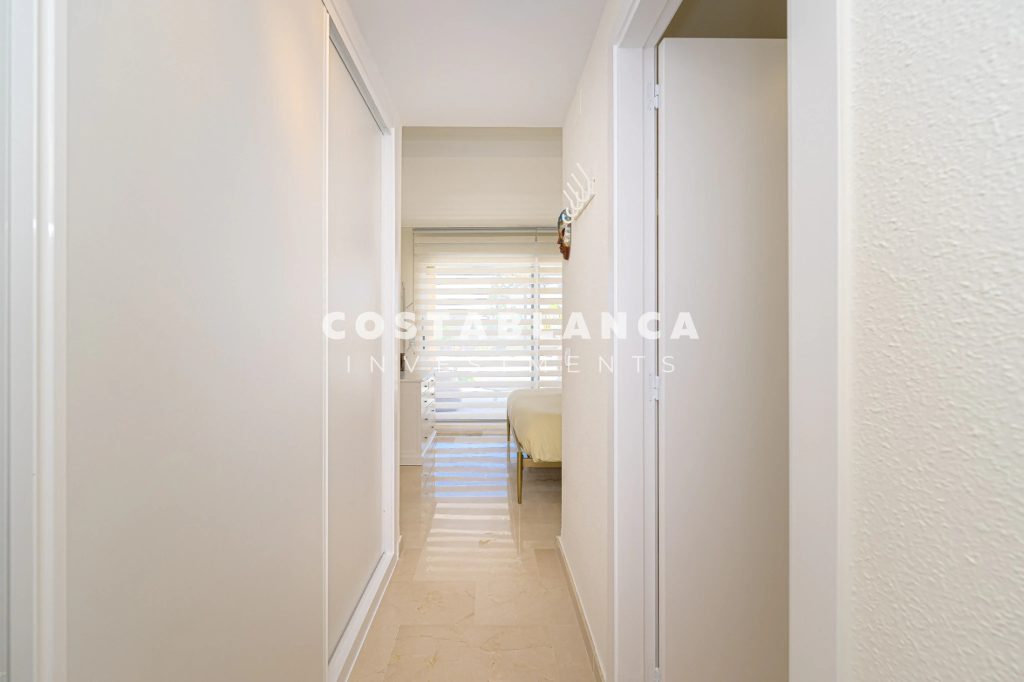 Amplio Apartamento Esquinero con Vistas al Mar y a la Montaña en Venta en Altea La Nova