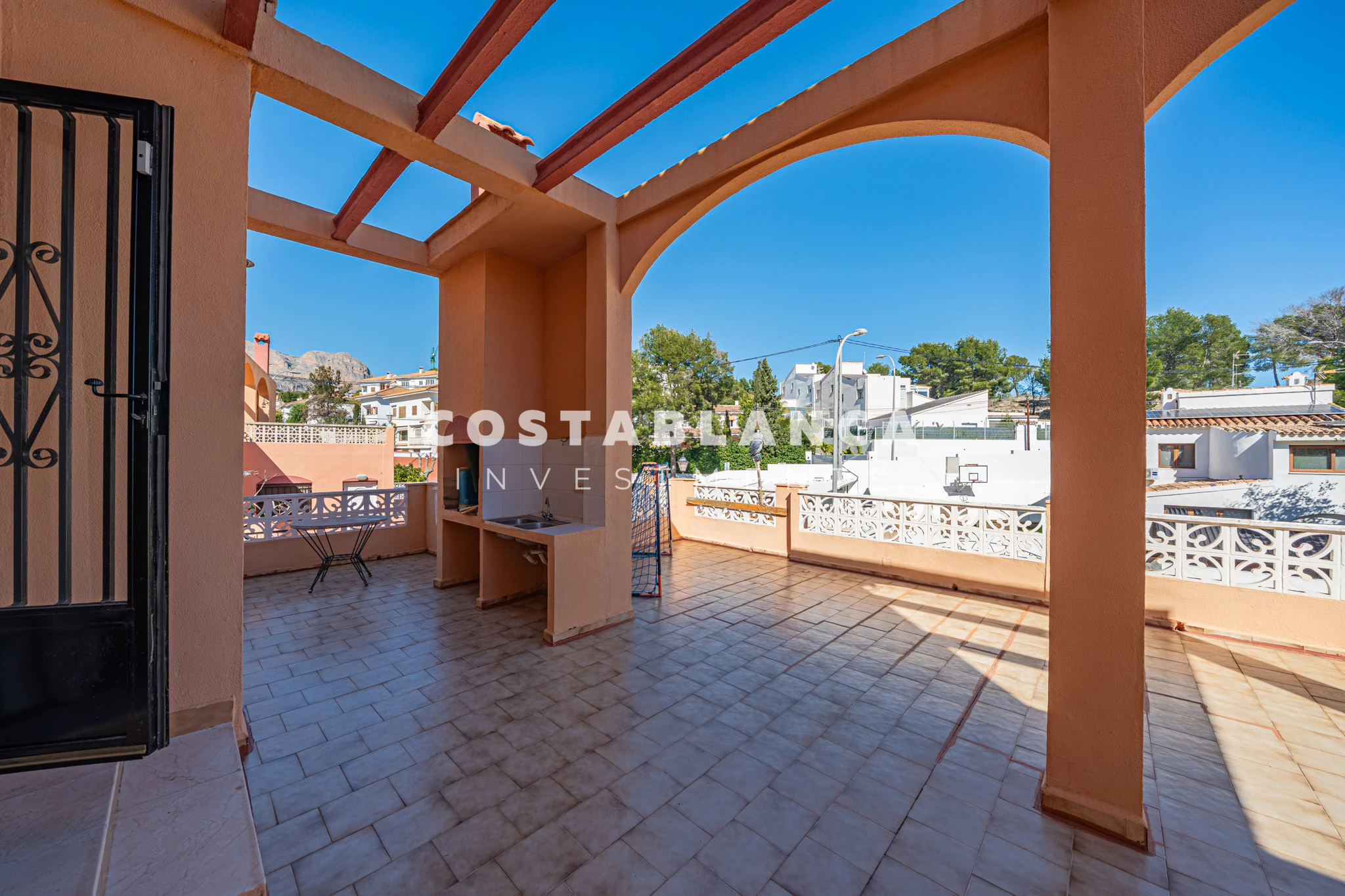 Large Family Home with Pool and Summer Kitchen for sale in La Nucía