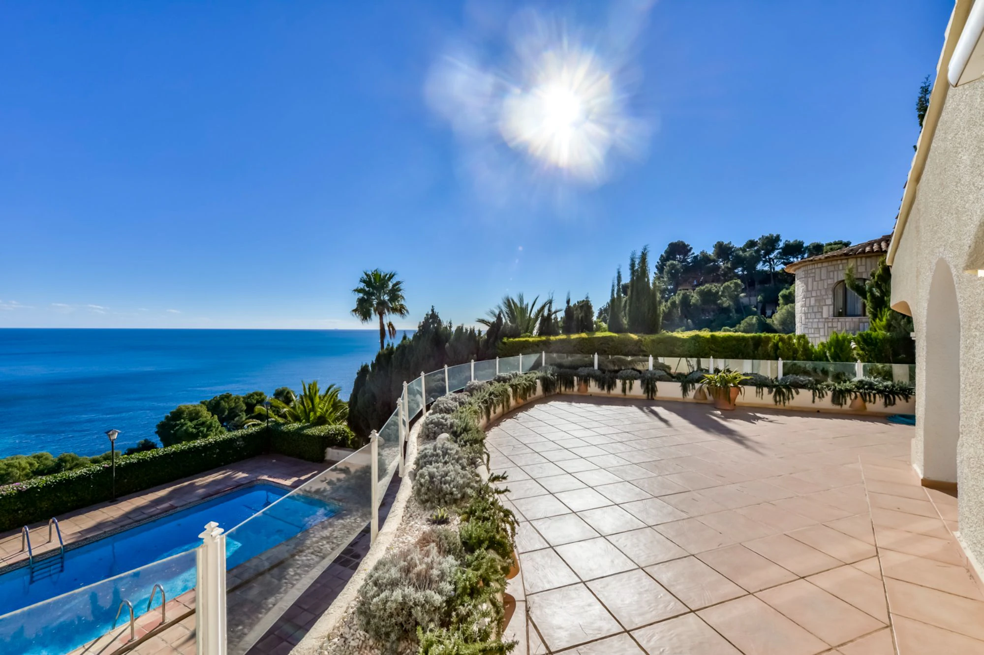 ELEGANCKA WILLA W STYLU HISZPAŃSKIM NA SPRZEDAŻ W ALTEA Z PANORAMICZNYM WIDOKIEM NA MORZE I APARTAMENTEM DLA GOŚCI W MASCARAT