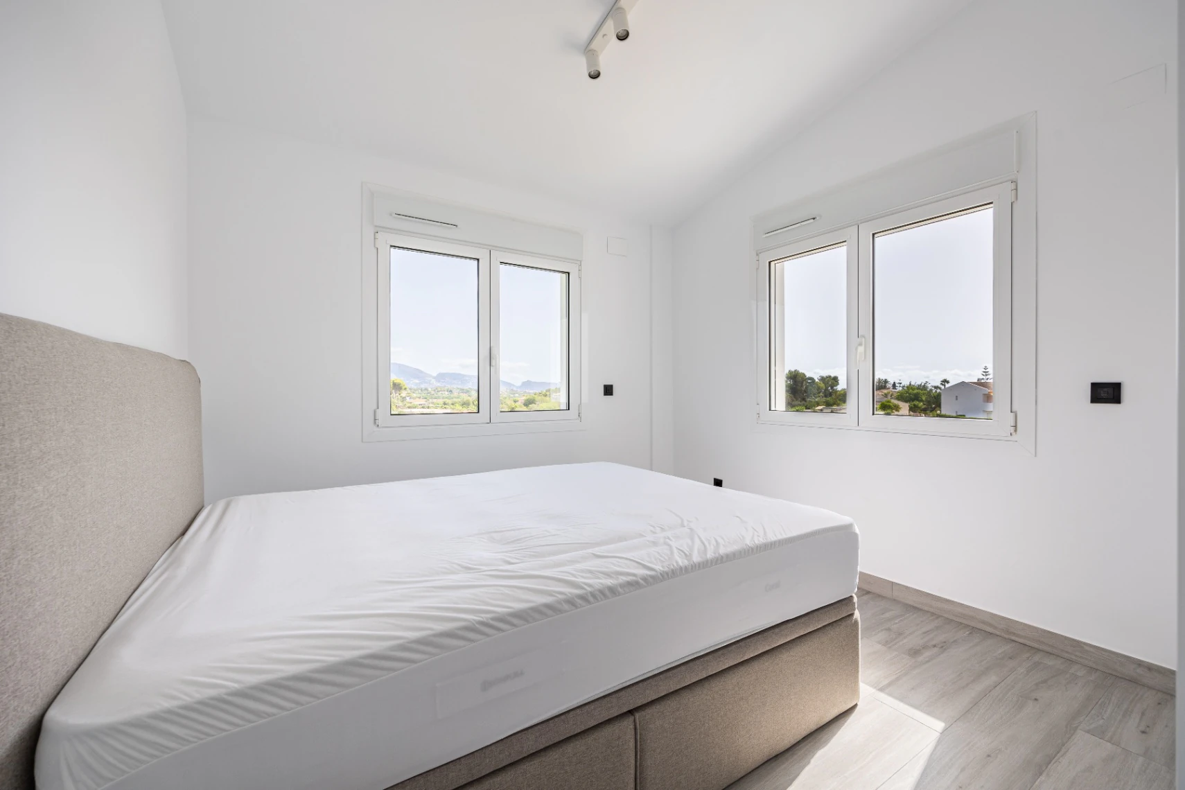 Moderne mediterrane Villa mit Pool, Garten und überdachtem Parkplatz zu verkaufen in Alfaz del Pi
