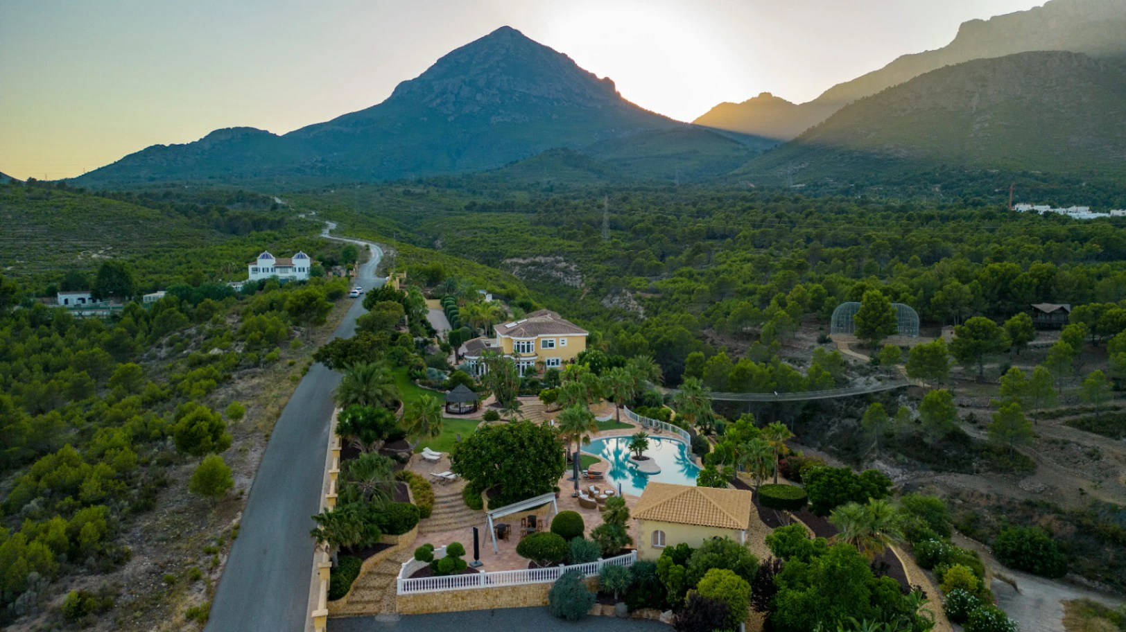 Luxury Villa with Plot 32000m2 for Sale in la Nucia