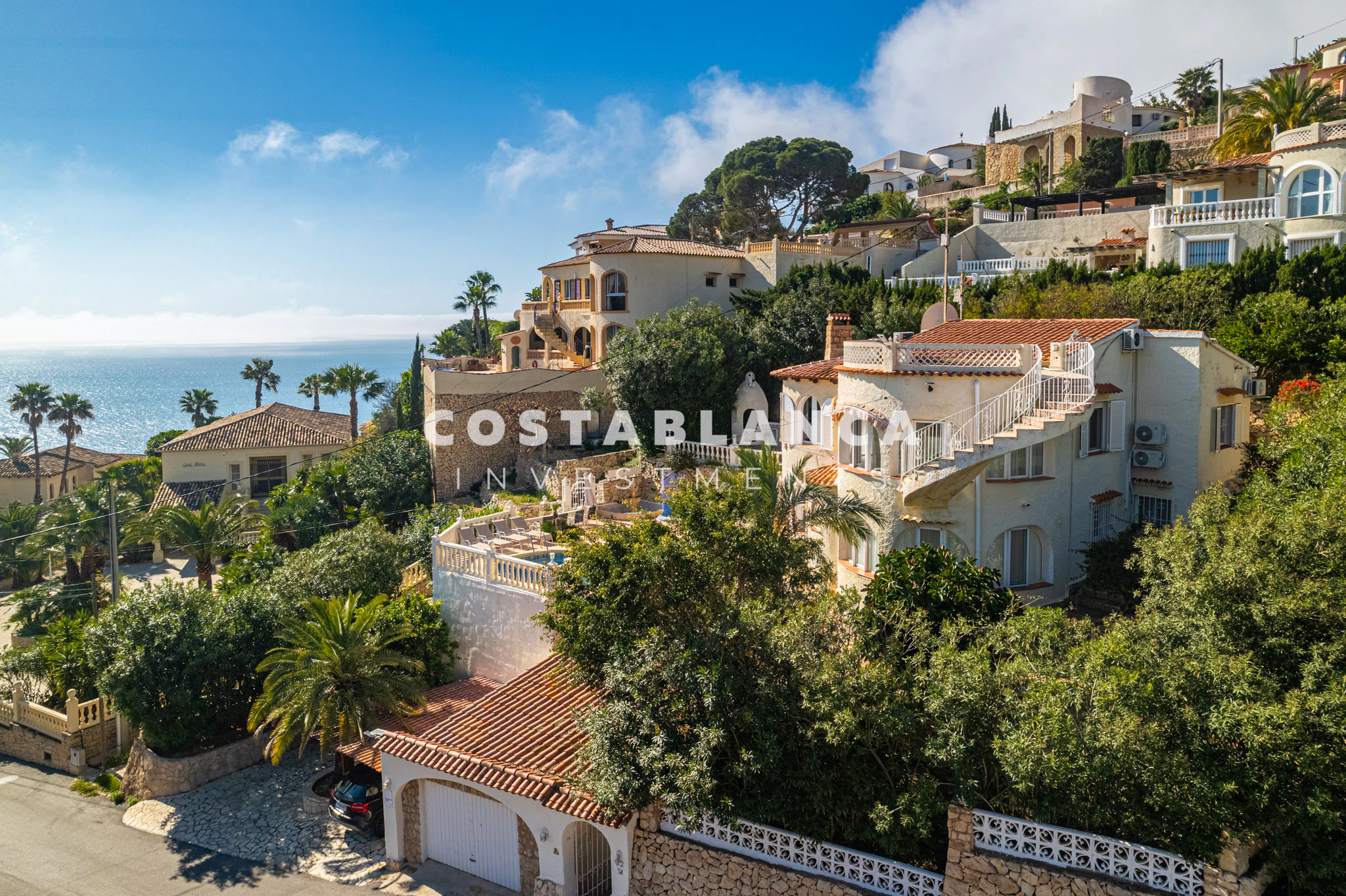 Villa Mediterránea con Vistas Icónicas al Peñón de Ifach y Piscina Privada en venta en Calpe.