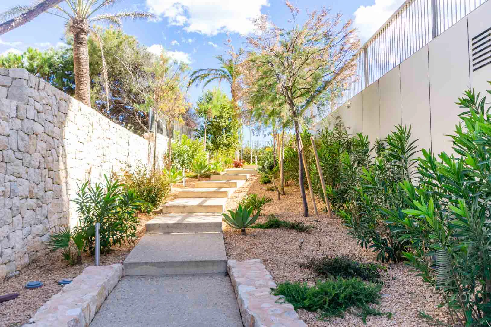 APARTAMENTO ELEGANTE EN ALTA PLANTA EN VENTA EN CALPE CON VISTAS AL MAR, A LA MONTAÑA Y DISEÑO EXCEPCIONAL