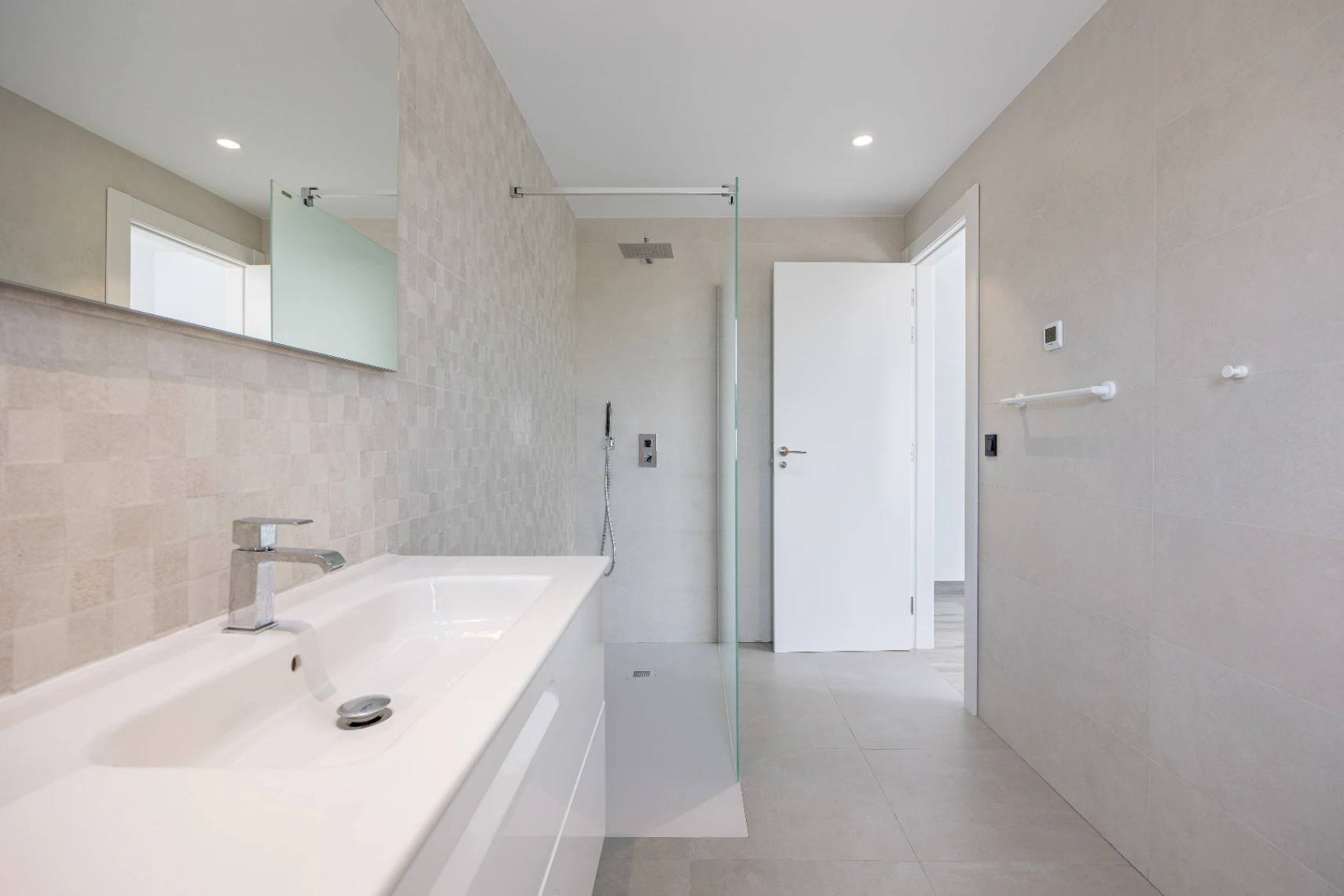 Moderne mediterrane Villa mit Pool, Garten und überdachtem Parkplatz zu verkaufen in Alfaz del Pi