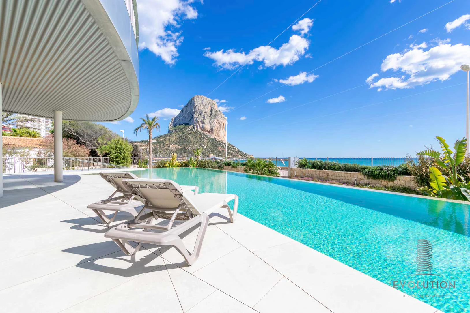 APARTAMENTO ELEGANTE EN ALTA PLANTA EN VENTA EN CALPE CON VISTAS AL MAR, A LA MONTAÑA Y DISEÑO EXCEPCIONAL